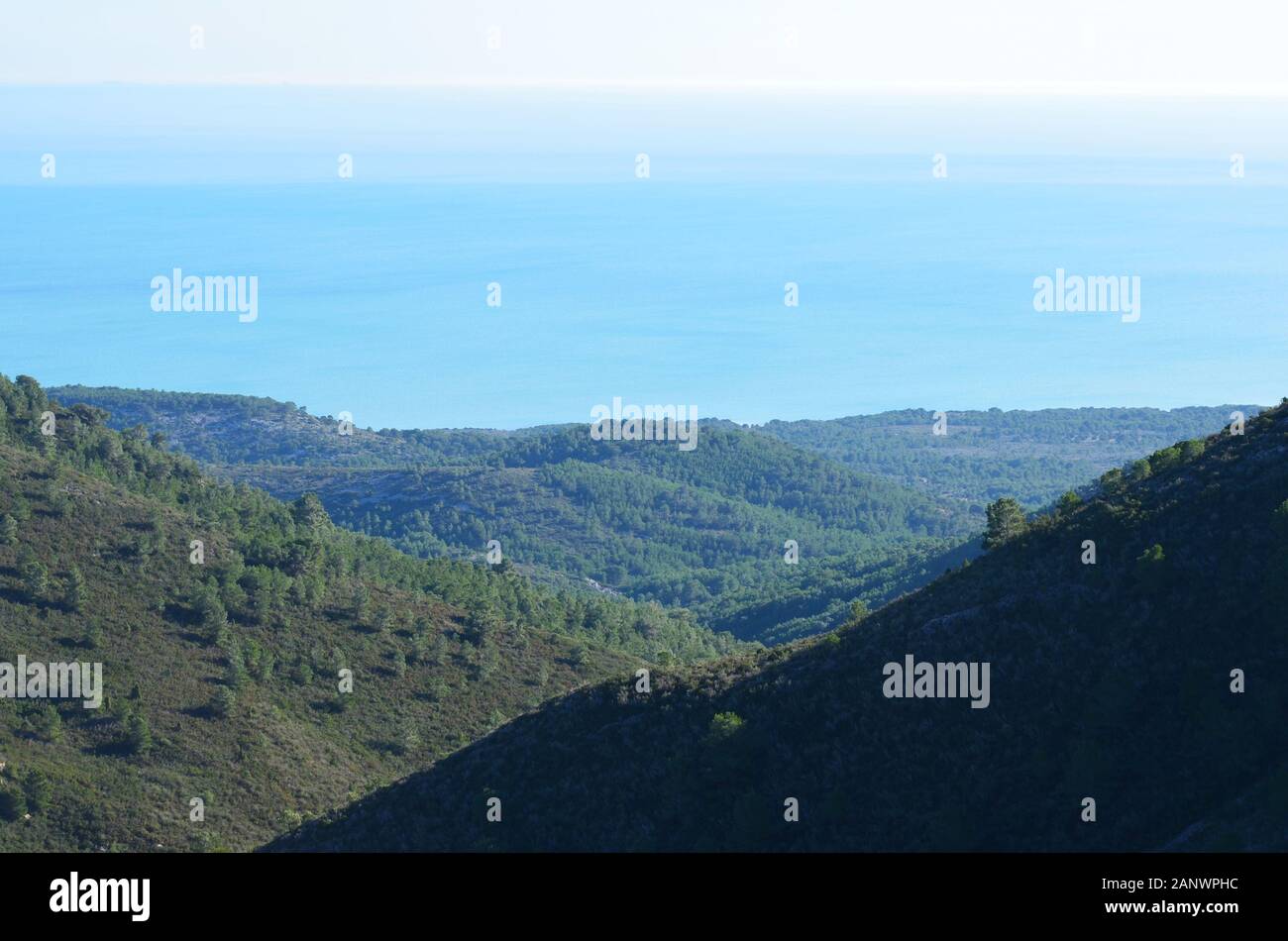 Die Mittelmeerküste in der Provinz Castelló (Ostspanien), von den Gipfeln des Irta-Gebirges (Naturpark Serra d'Irta) aus gesehen Stockfoto