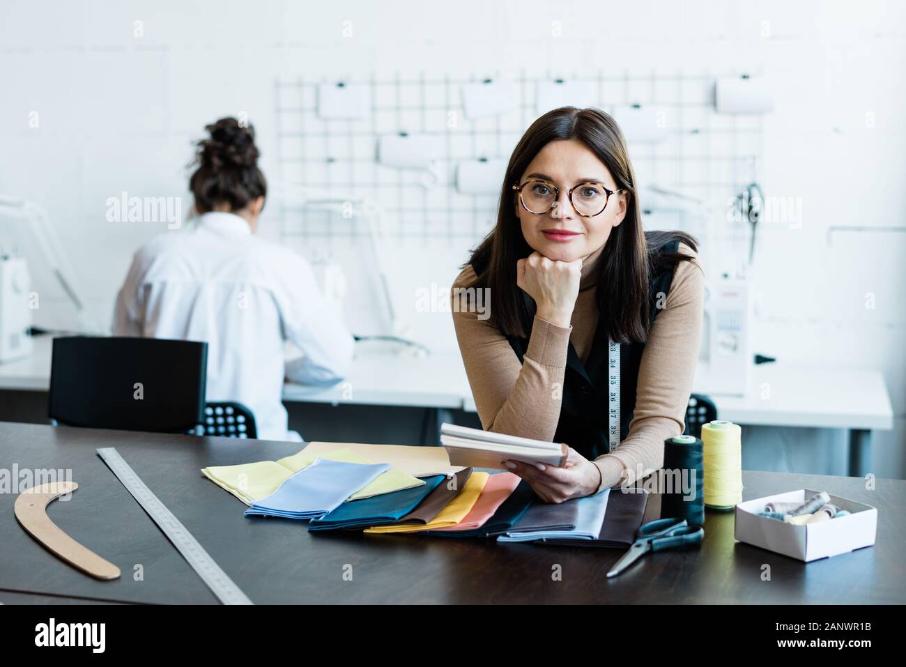 Attraktive Frau in der Kleidung Design Studio Stockfoto