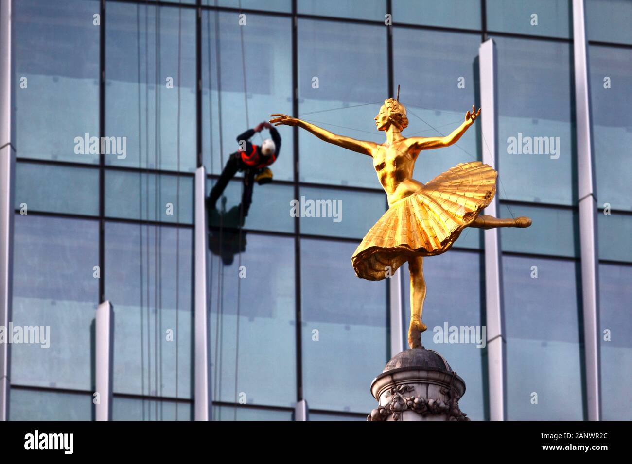 Statue der Russischen ballerina Anna Pavlova oben auf der Kuppel des Victoria Palace Theatre und die Arbeiter auf Gebäude mit Glasfront, Victoria, London, Großbritannien Stockfoto