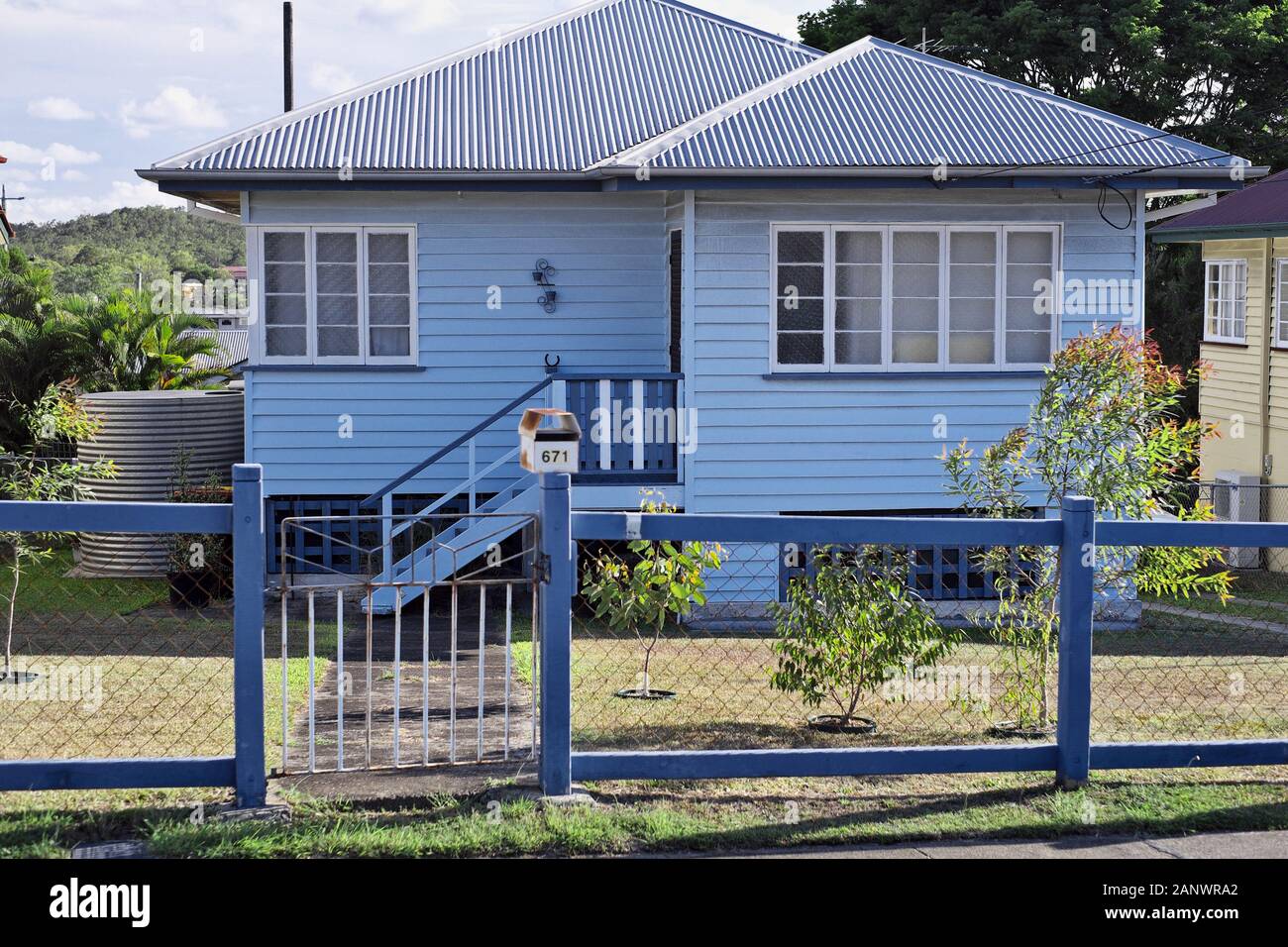 Blue Weatherboard Post war Houses im Brisbane-Vorort Camp Hill an Der Old Cleveland Road Stockfoto