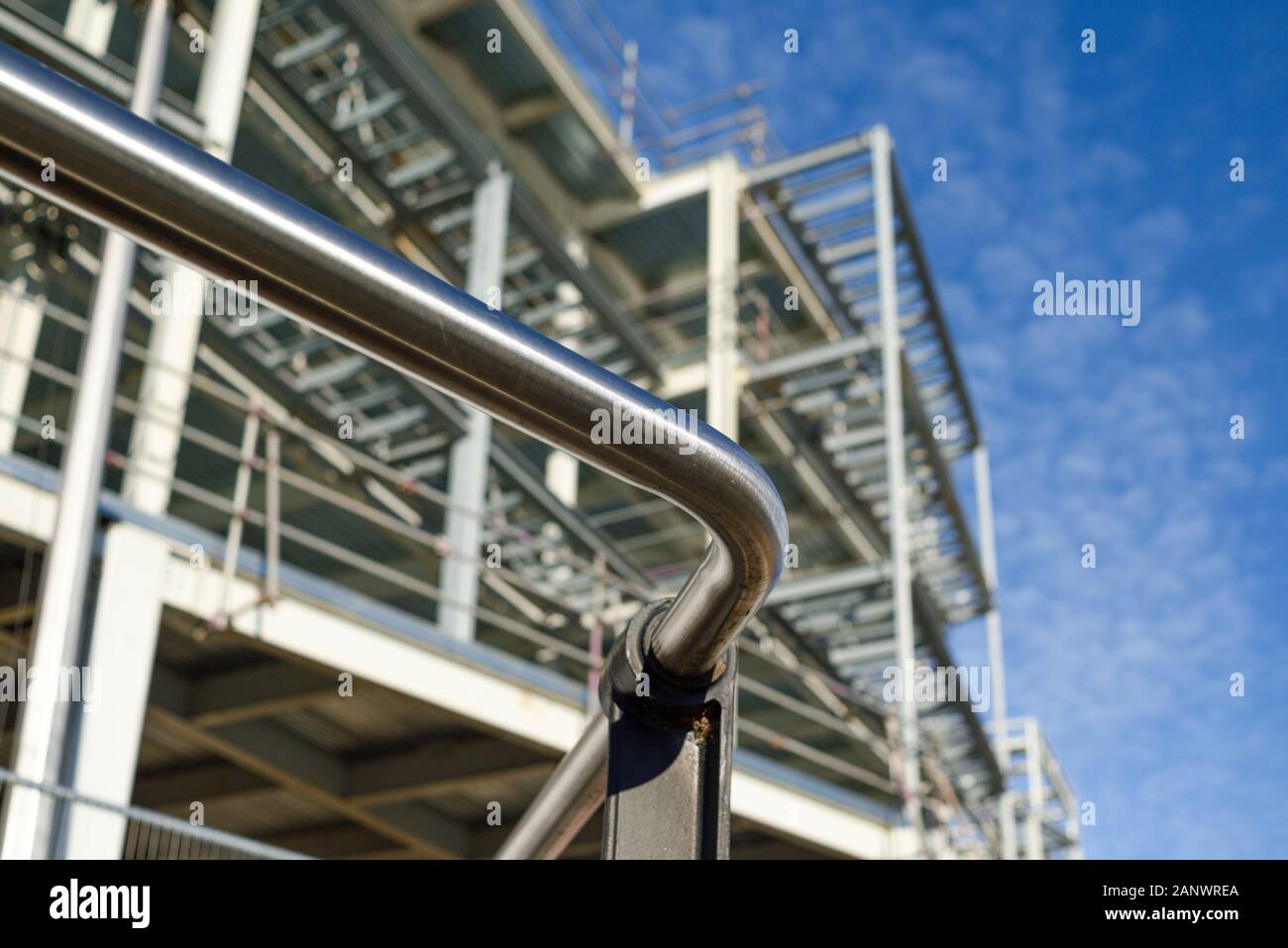 Baustellenneubau mit Stahlrahmen, Großbritannien. Stockfoto
