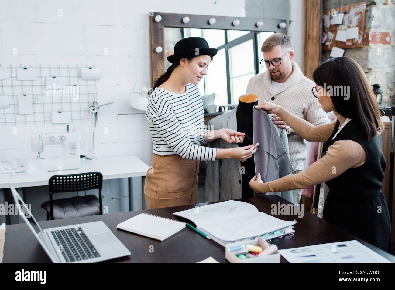 Arbeiten am Design der Jacke Stockfoto