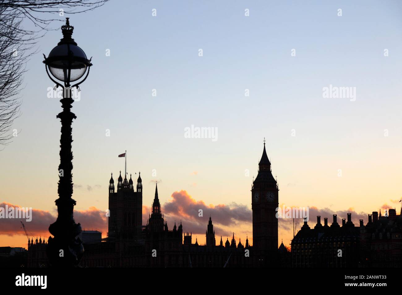 Straßenlaterne und Blick auf Big Ben und Palast von Westminster/Häuser des Parlaments von South Bank bei Sonnenuntergang, London, England Stockfoto