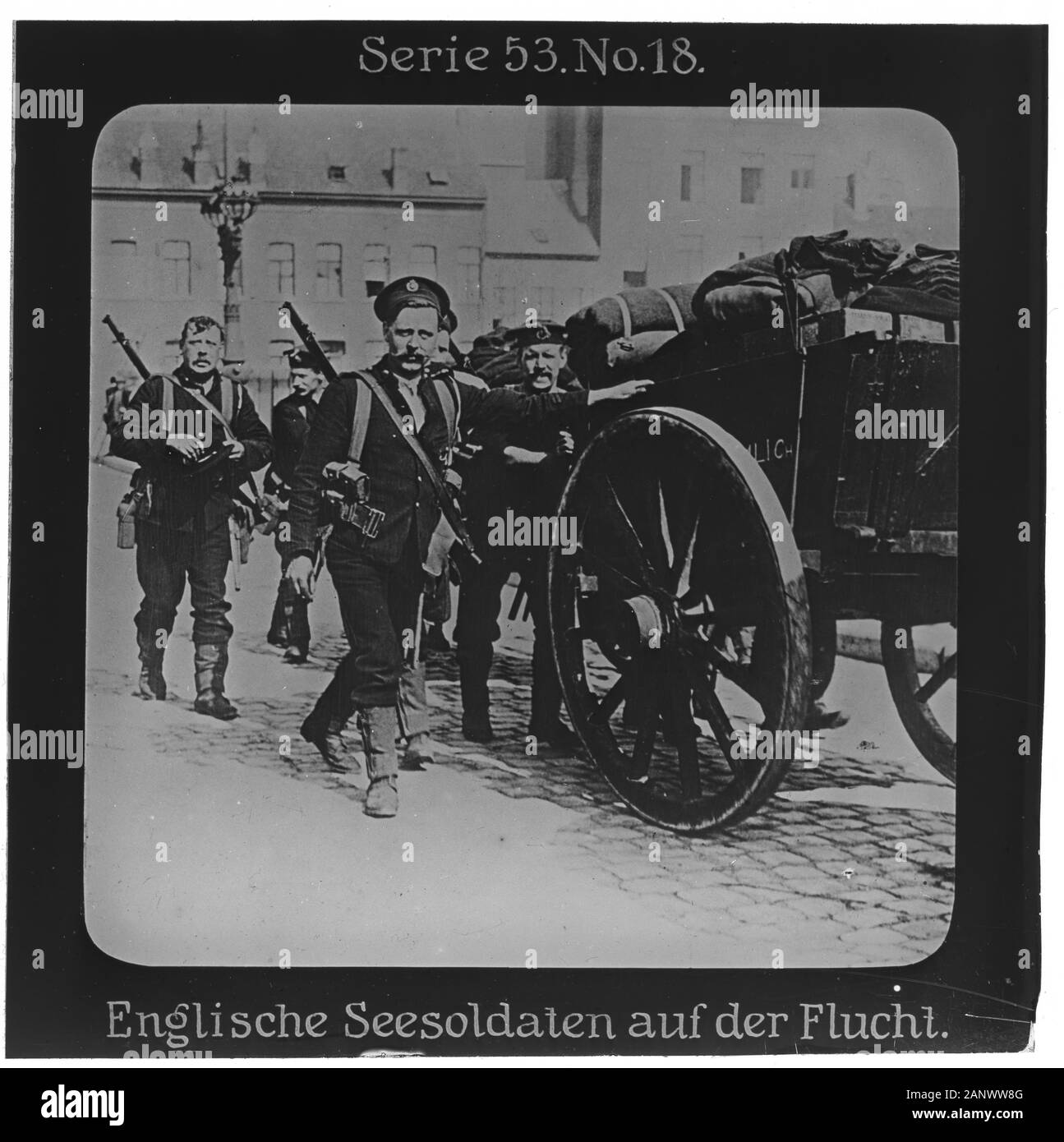 Projektion für alle: Weltkrieg Serie 53 Kolonial-, See- und Landkämpfer-Nr. 18. Englische Seesoldaten auf der Flucht. - die Firma "Projektion für alle" wurde 1905 von Max Skladanowsky (1861-1939) gegründet. Sie produzierte bis zum Jahre 1928 fast 100 Serien zu je 24 Glasdias im Format 8,3 x 8,3 cm im Sog. Bromsilber-Gelatin-Trockenplatten Verfahren. Die ersten Städte vor allem in den Bundesländern, Länder aber auch Märchen und Sagen, das alte Testament und der Erste Weltkrieg. Stockfoto