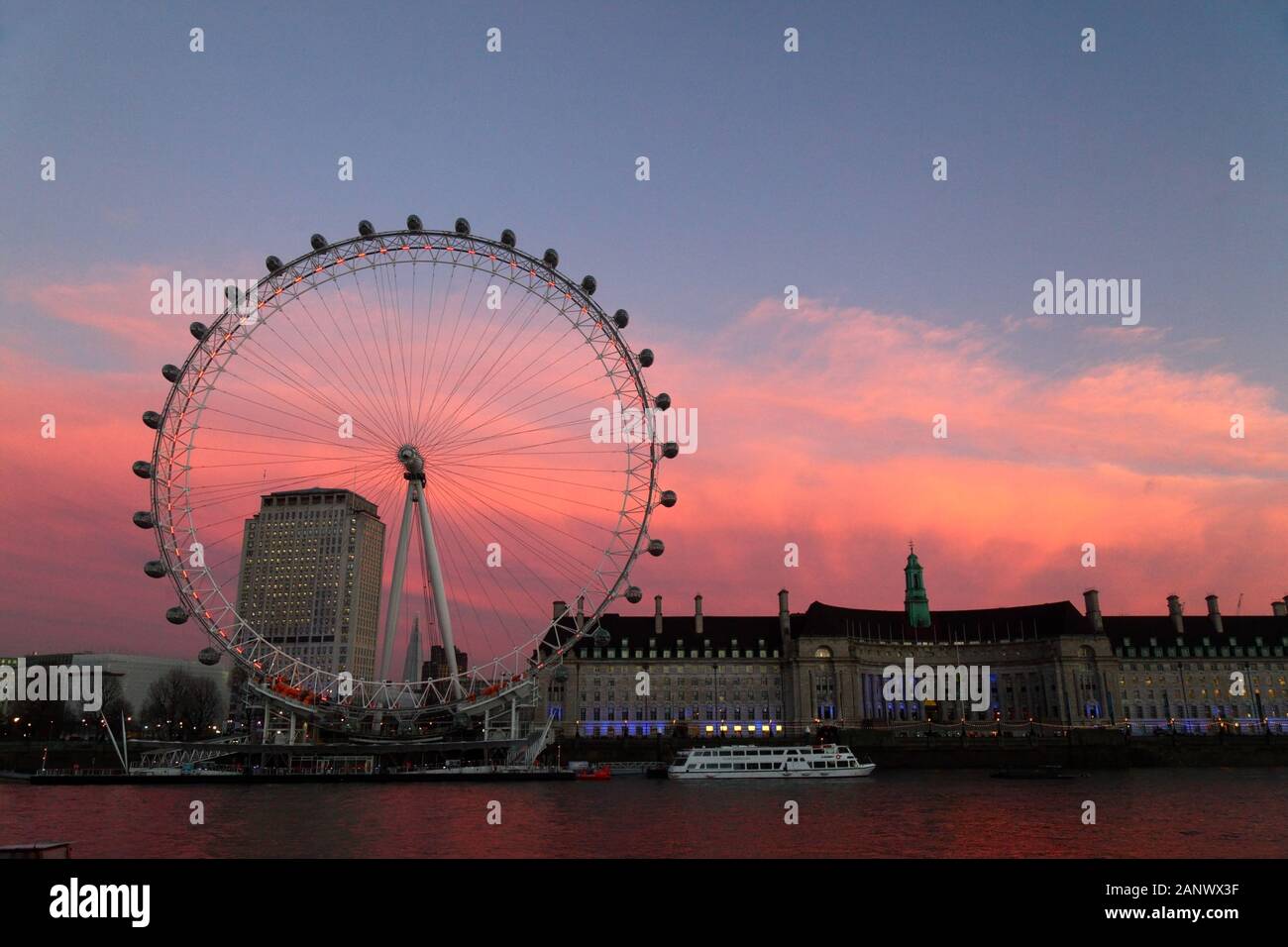 London Eye, Shell Centre Gebäude und der County Hall bei Sonnenuntergang, London, England Stockfoto