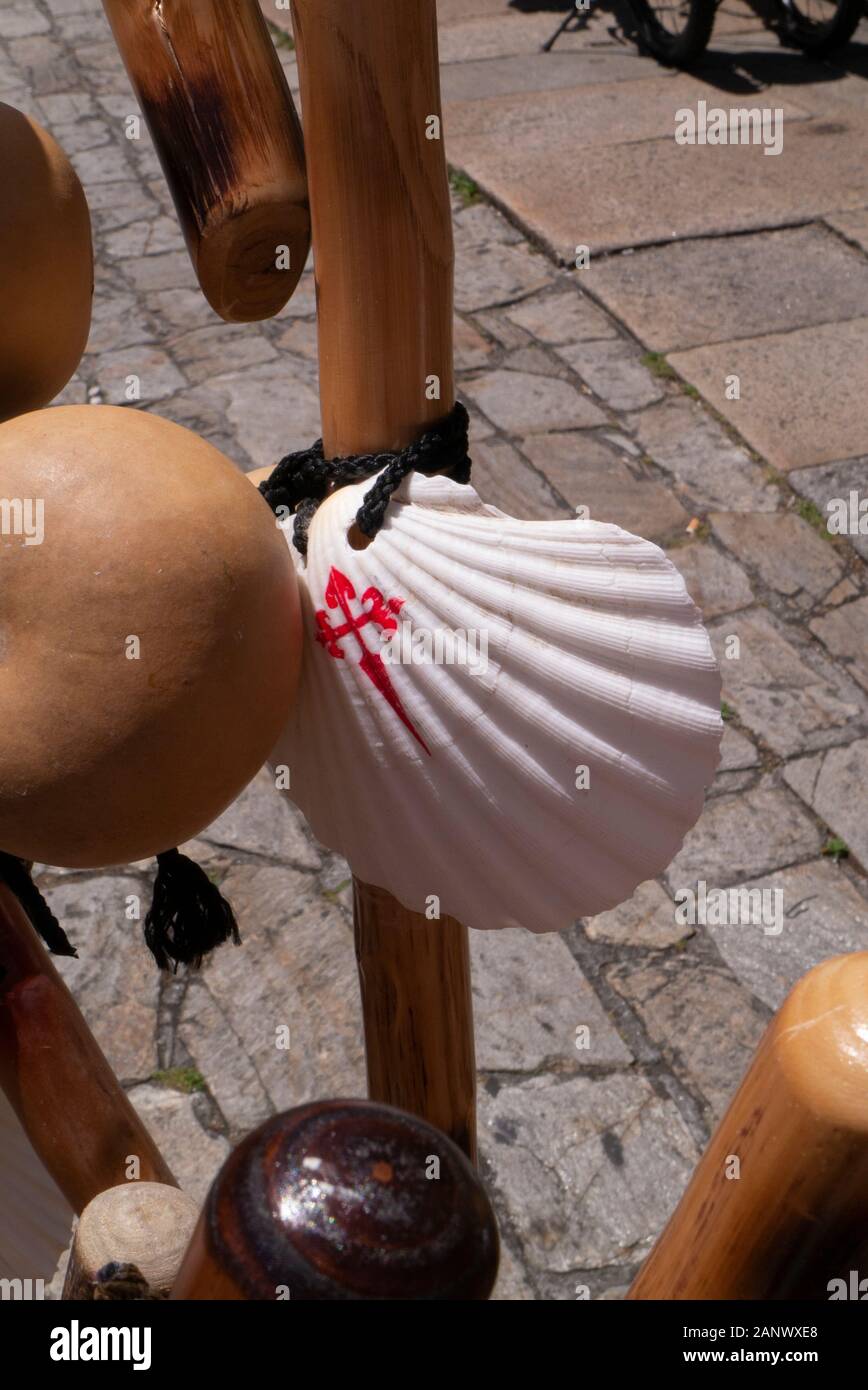 Clam shells verzieren traditionelle Wanderstöcke auf Verkauf in Santiago de Compostela Galizien Spanien Stockfoto