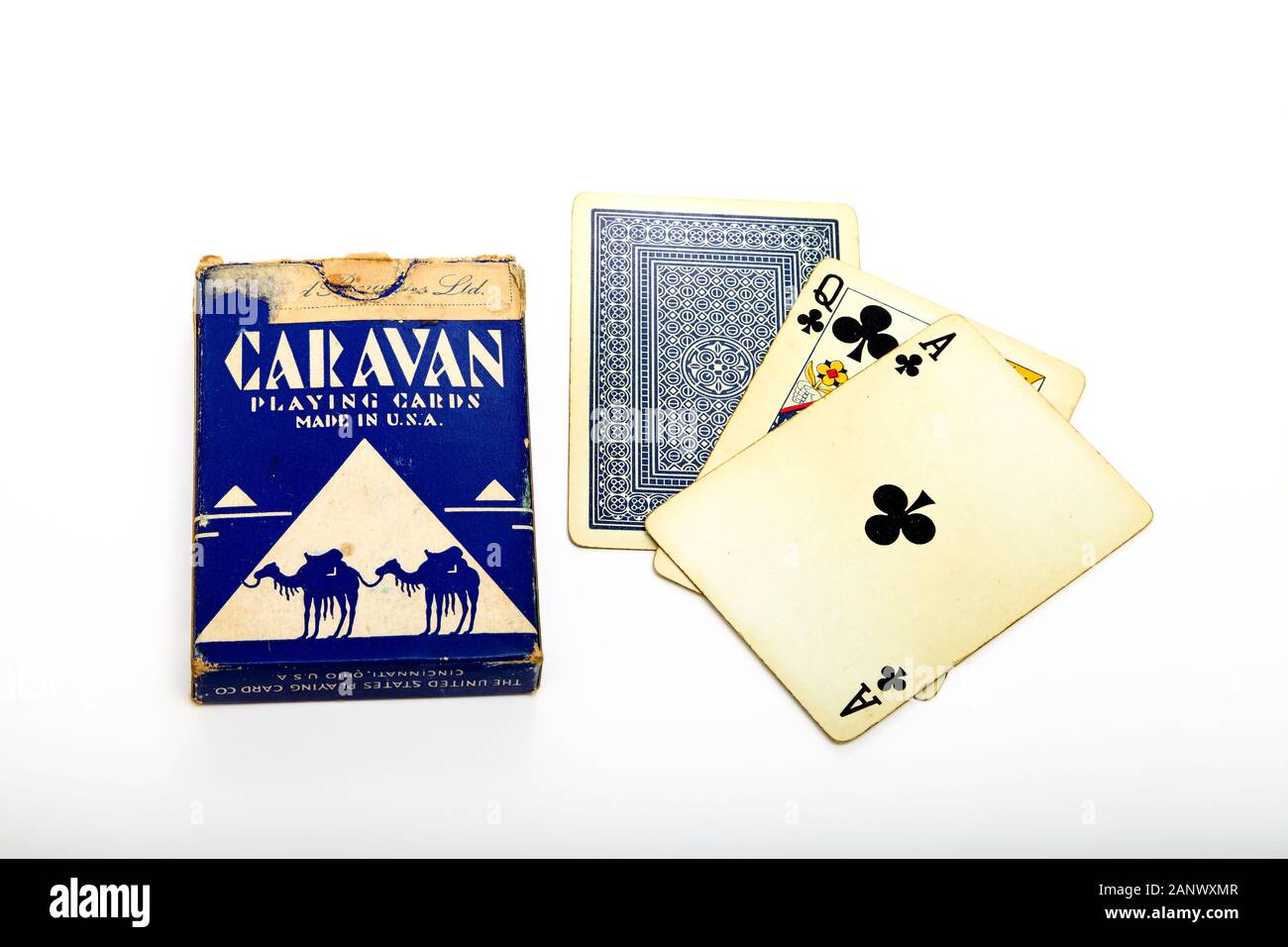Alte vintage schäbig Pack von Caravan Karten auf einem weißen Hintergrund angezeigt Königin des Clubs isoliert und die Ace of Clubs Stockfoto