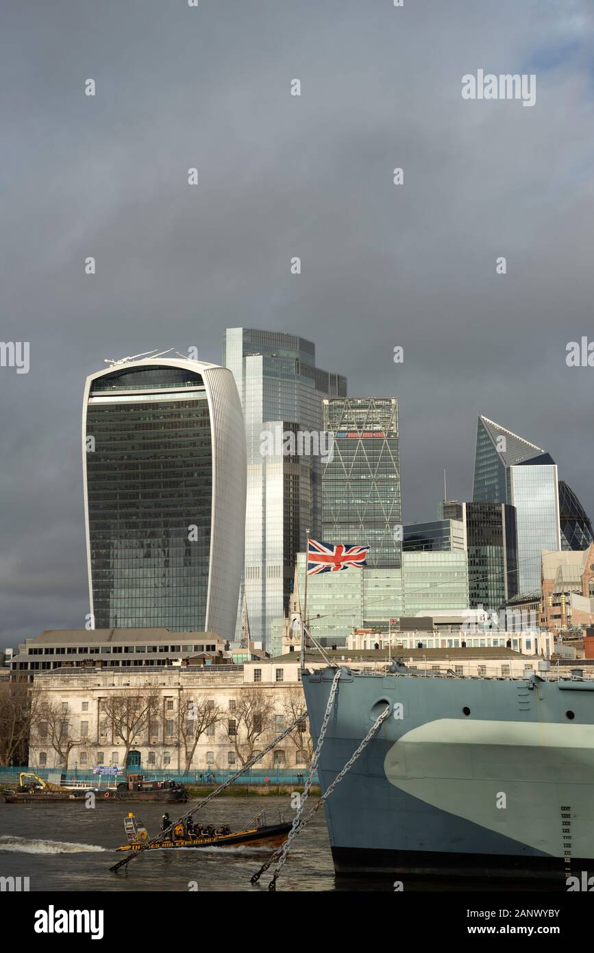Blick auf die Glasgebäude der City of London und den Bug des HMS Belfast aus Sicht der South Bank London, Großbritannien Stockfoto