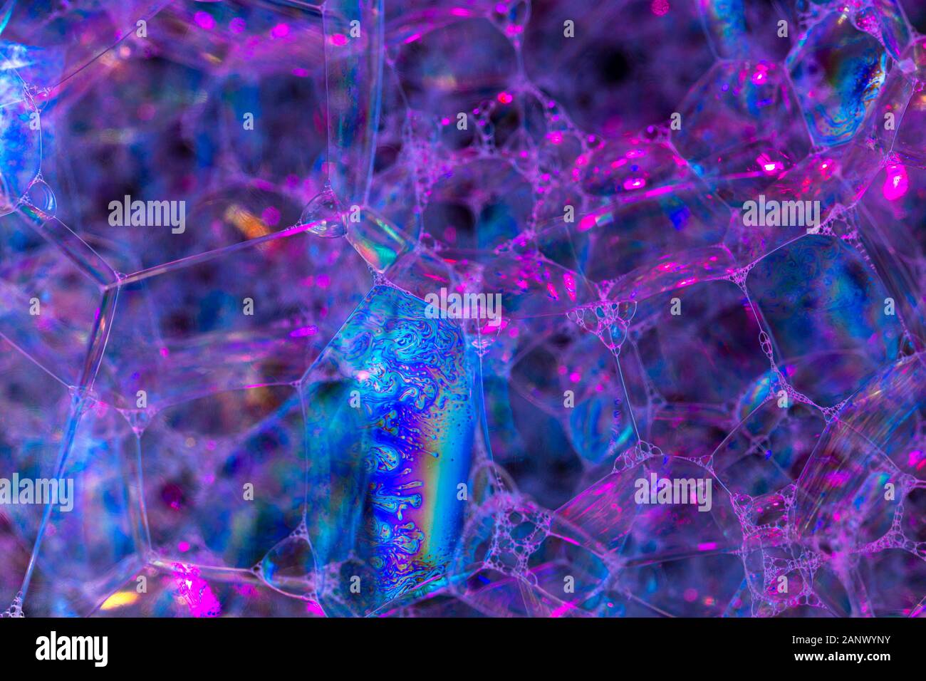 Kreative Zusammenfassung Hintergrund der Kette von Bläschen Struktur in dunklem Violett-blauen Tönen Stockfoto