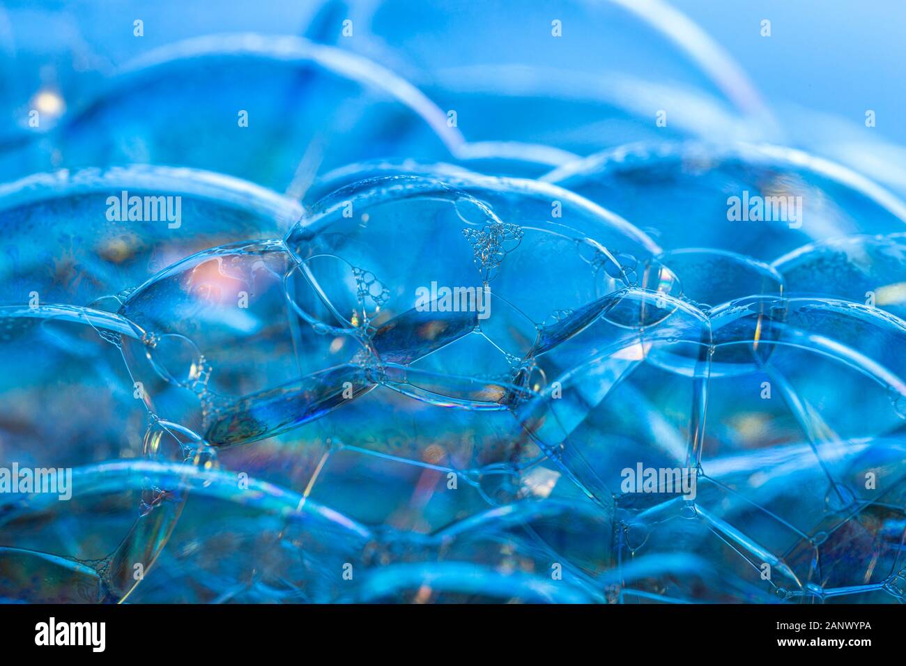 Kreative Zusammenfassung Hintergrund von bunten Blasen Struktur in leuchtenden Blautönen gemacht Stockfoto