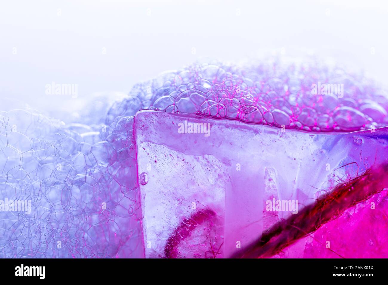 Kreative Zusammenfassung Hintergrund aus Kette von Bläschen und Eisoberfläche in Vivid Magenta Töne Stockfoto