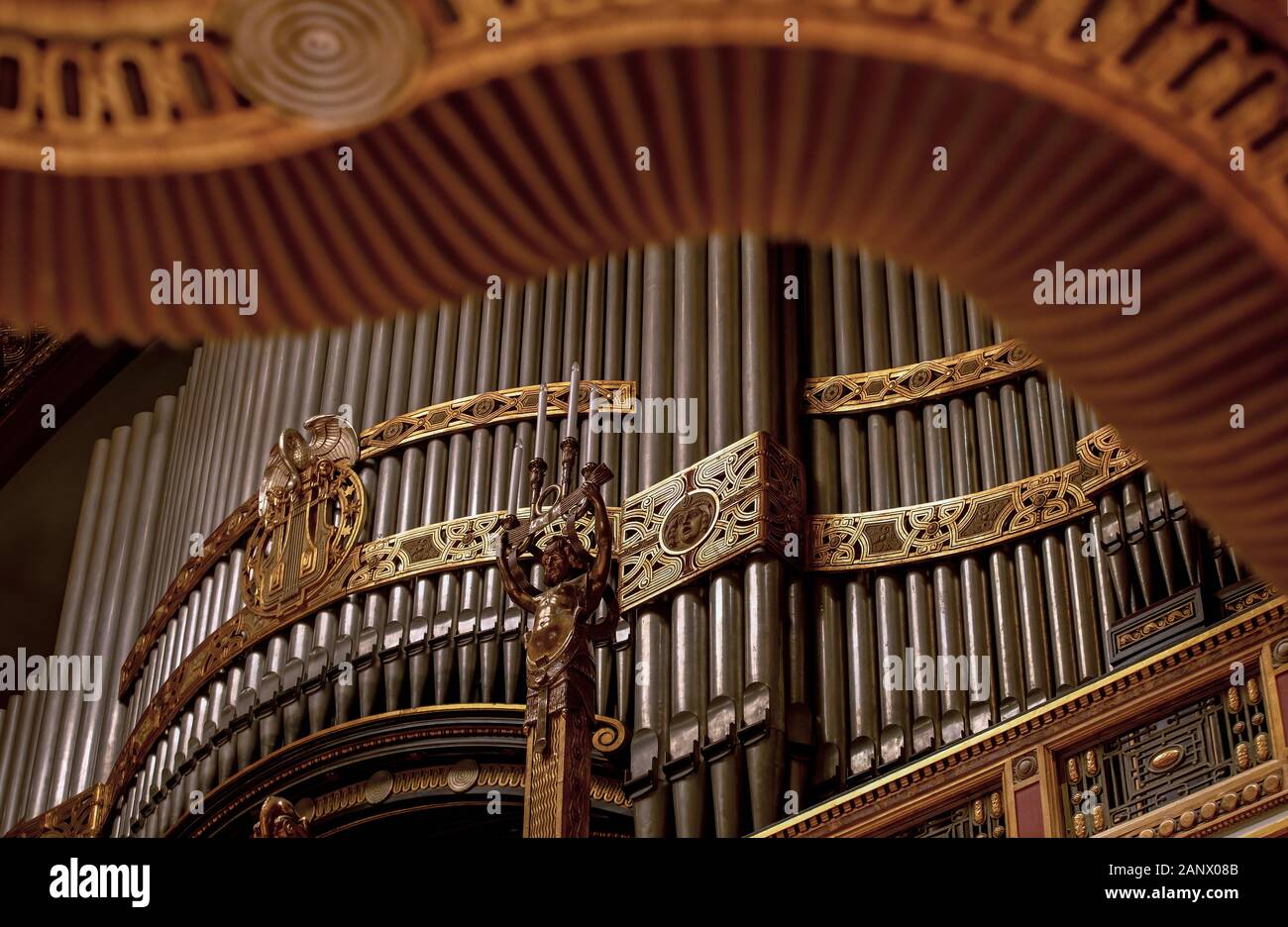 Detail der neu restaurierten Voit Orgel und der reich verzierten Decke im großen Saal der Hochschule für Musik Liszt, die 1875 von Franz Lis gegründet wurde Stockfoto
