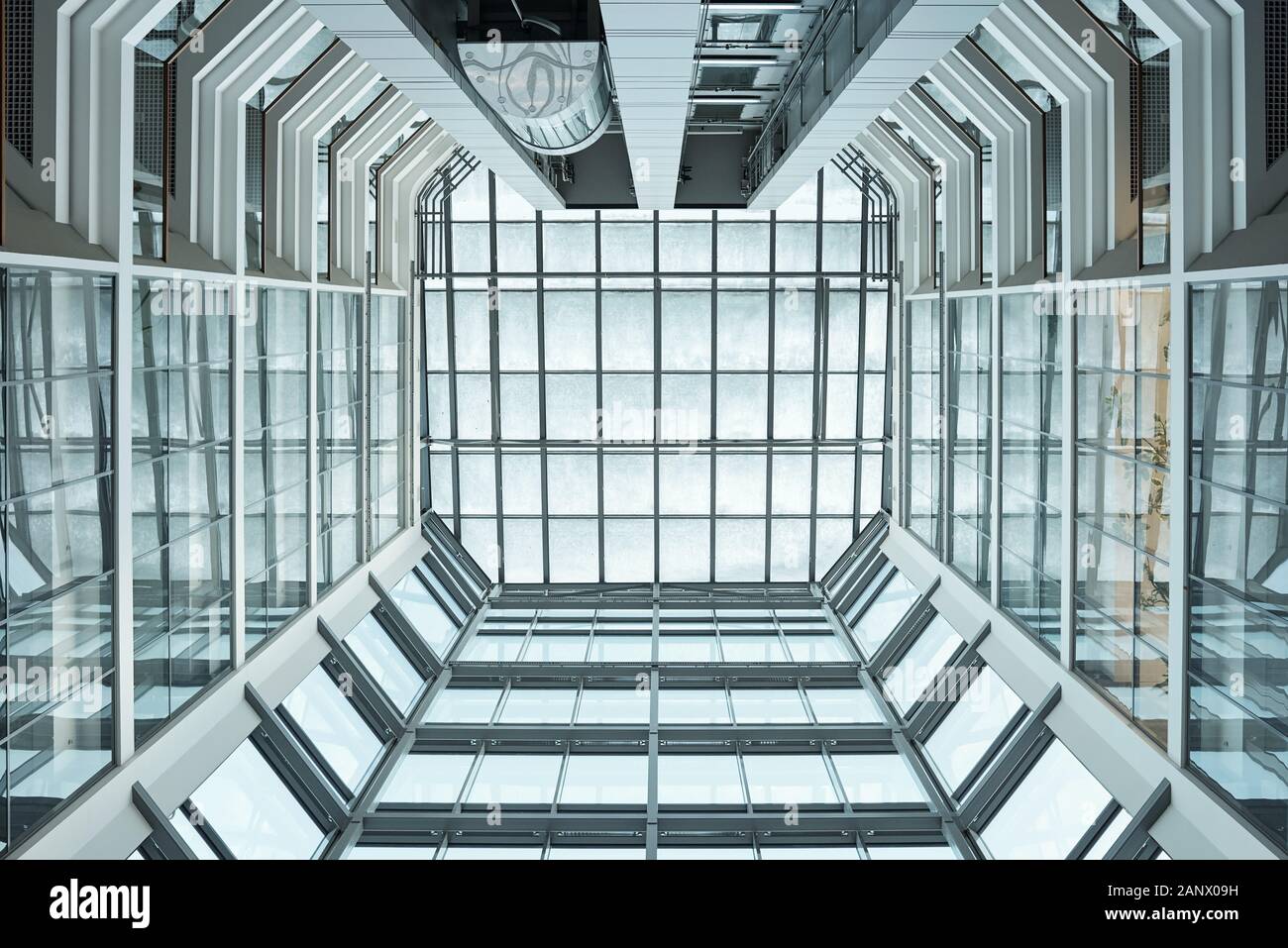 Blick auf den Innenbereich des zeitgenössischen Bürogebäude aus Glas Stockfoto