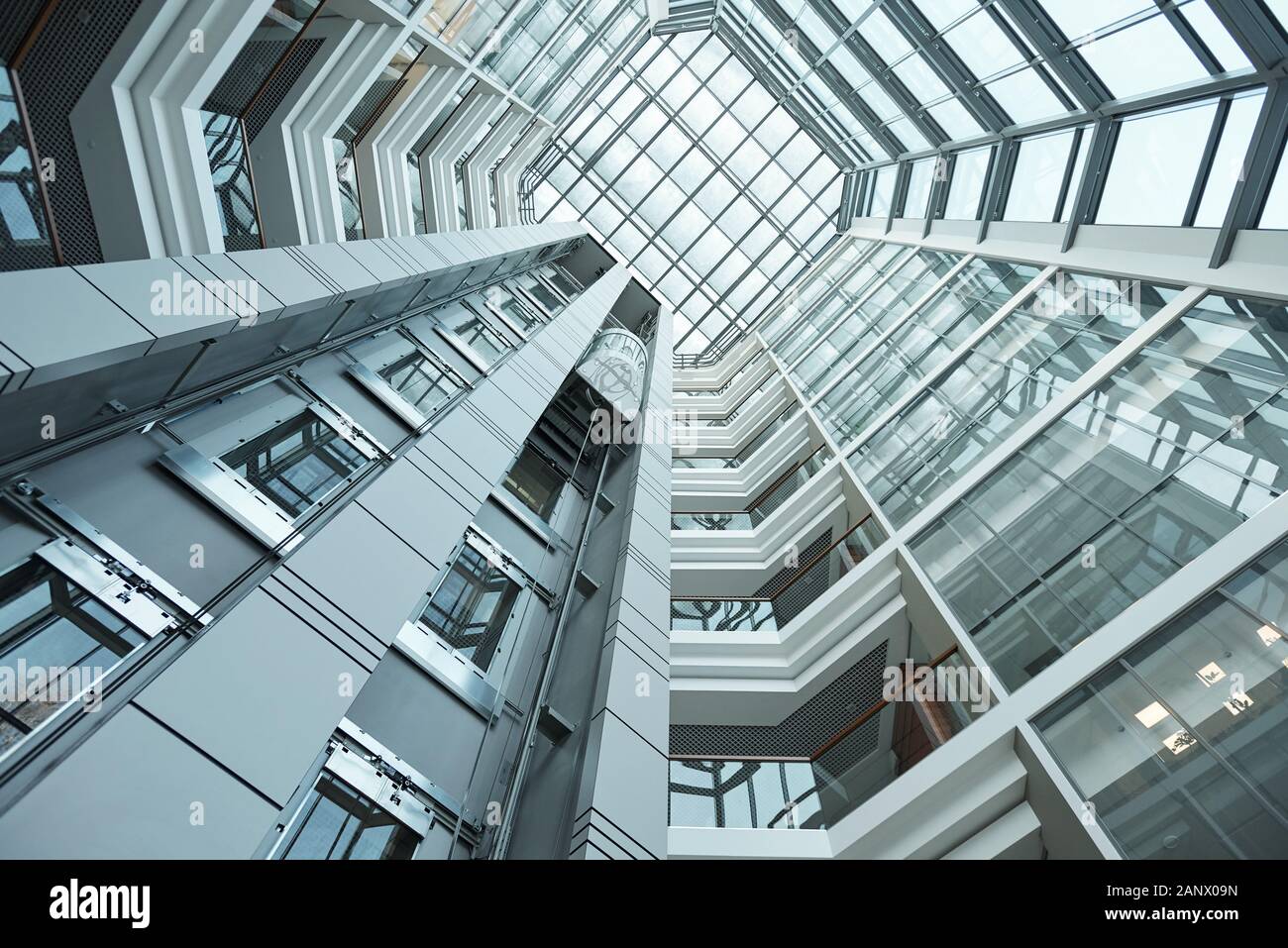 Teil der zeitgenössischen Hohen Bürogebäudes mit bewegten Aufzug Stockfoto