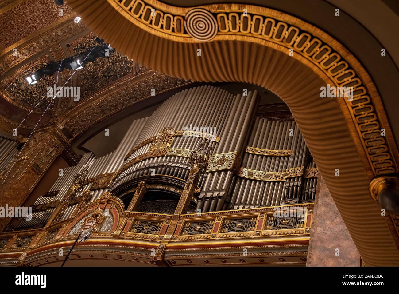 Detail der neu restaurierten Voit Orgel und der reich verzierten Decke im großen Saal der Hochschule für Musik Liszt, die 1875 von Franz Lis gegründet wurde Stockfoto