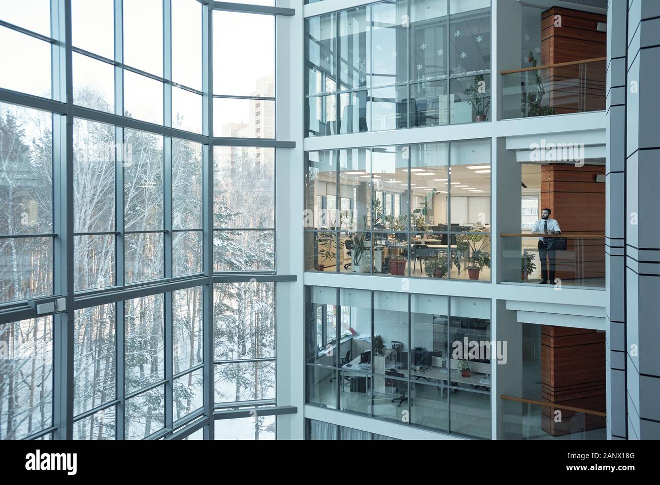 Innenraum der zeitgenössischen multi-floor Business Center mit grossen Fenstern Stockfoto