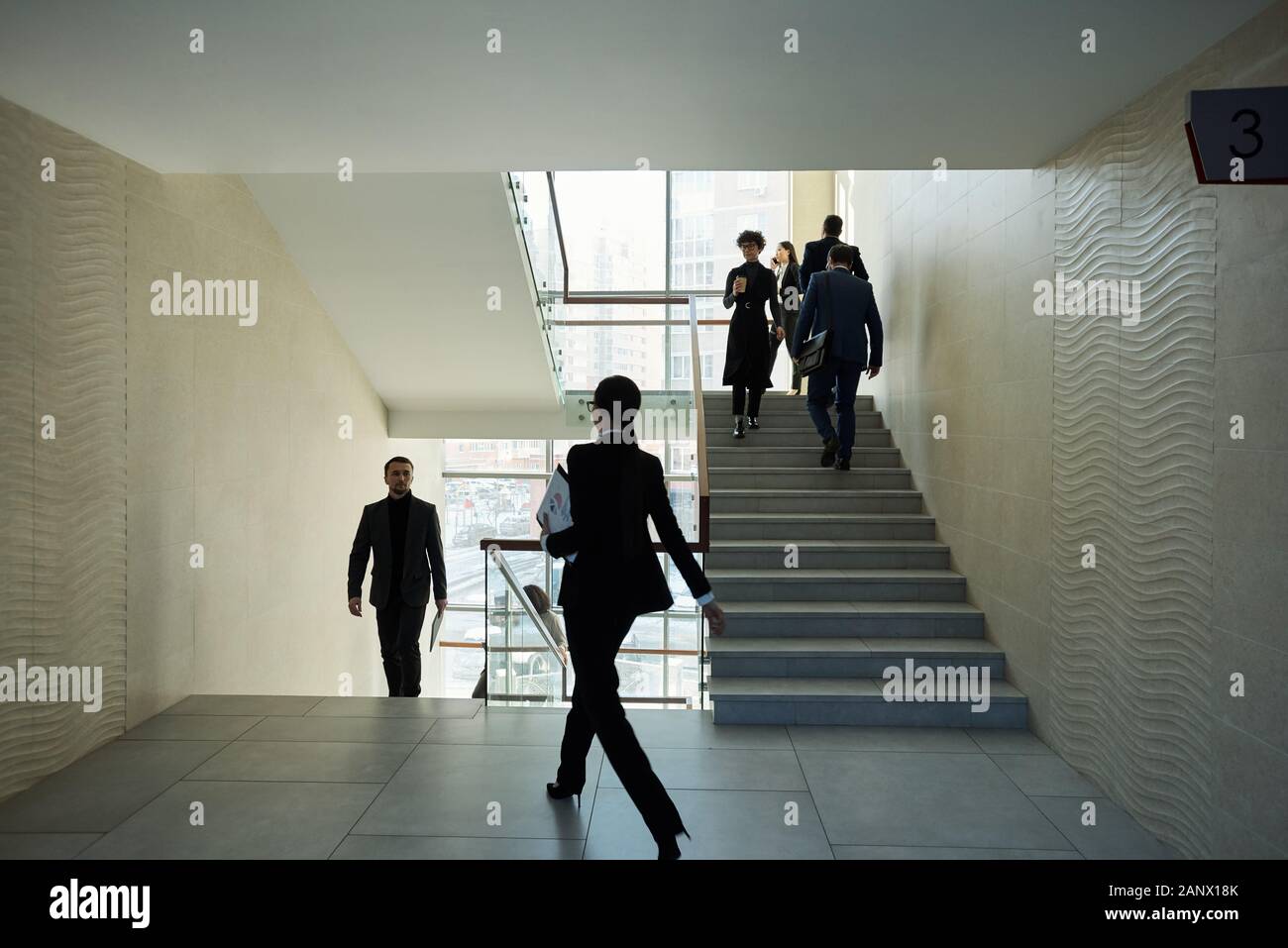 Mehrere junge interkulturelle Menschen in formale Bewegen nach oben und vorwärts Stockfoto