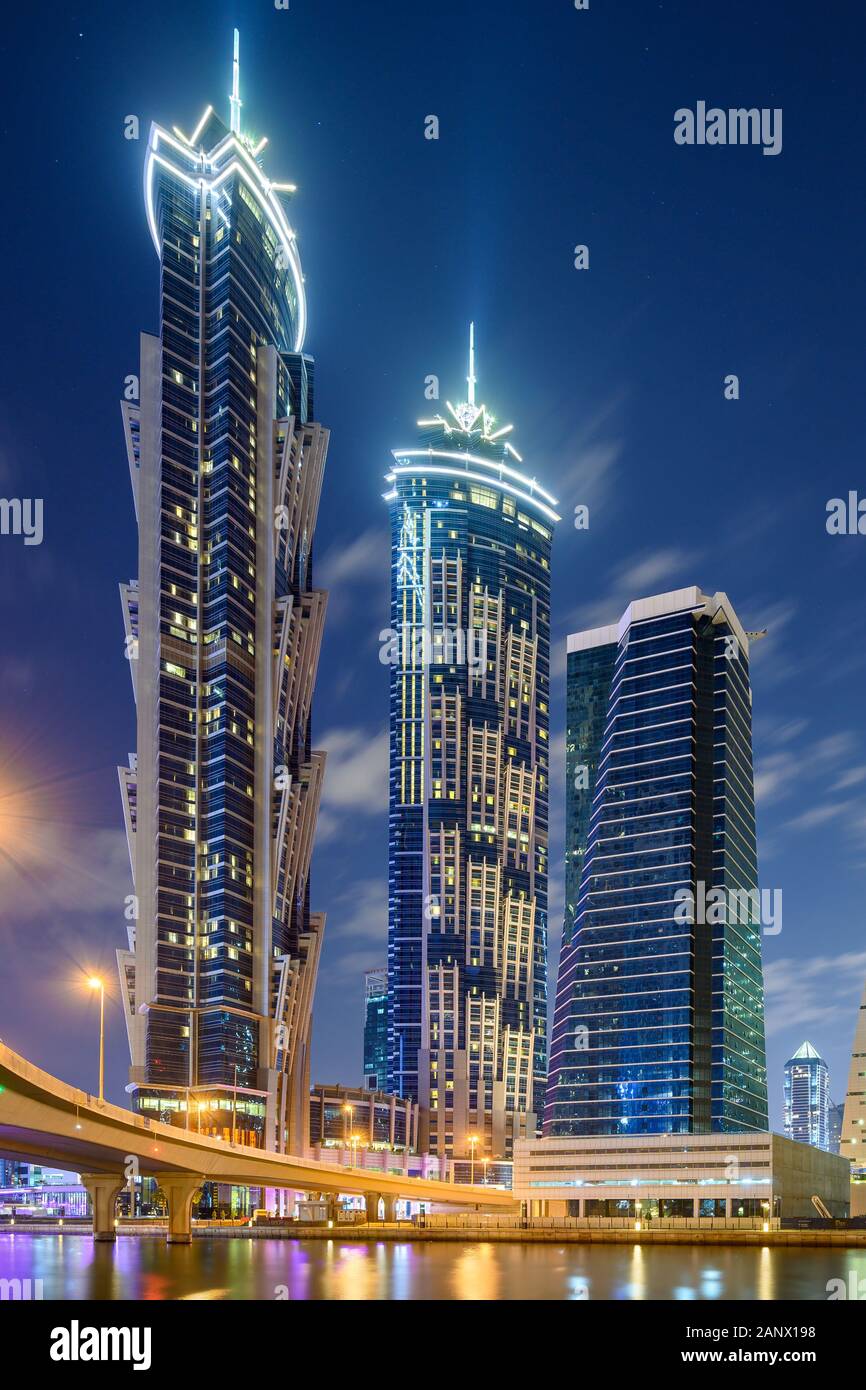 Night Skyline von Dubai, Vereinigte Arabische Emirate Stockfoto