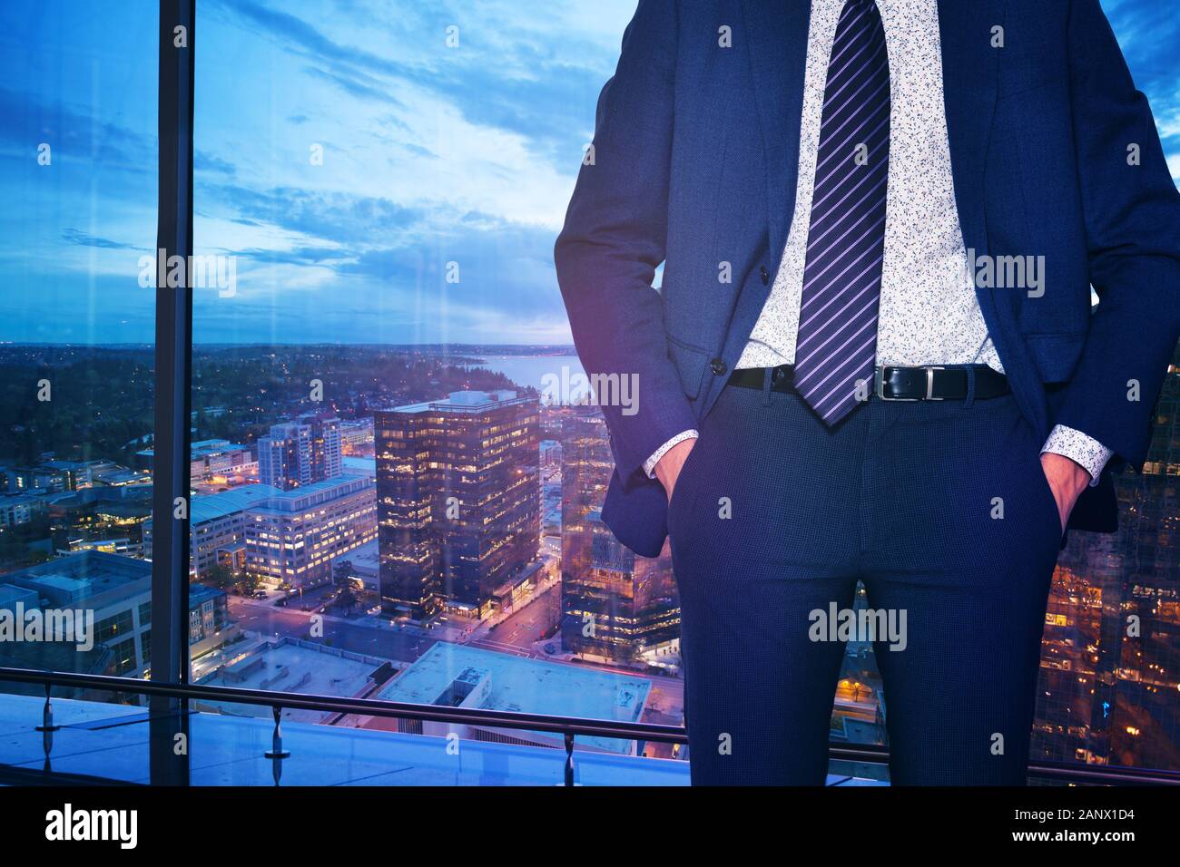 Geschäftsmann in Anzug und Krawatte stehen in der Nähe der Fenster von downtown Bellevue, Washington, USA Stockfoto