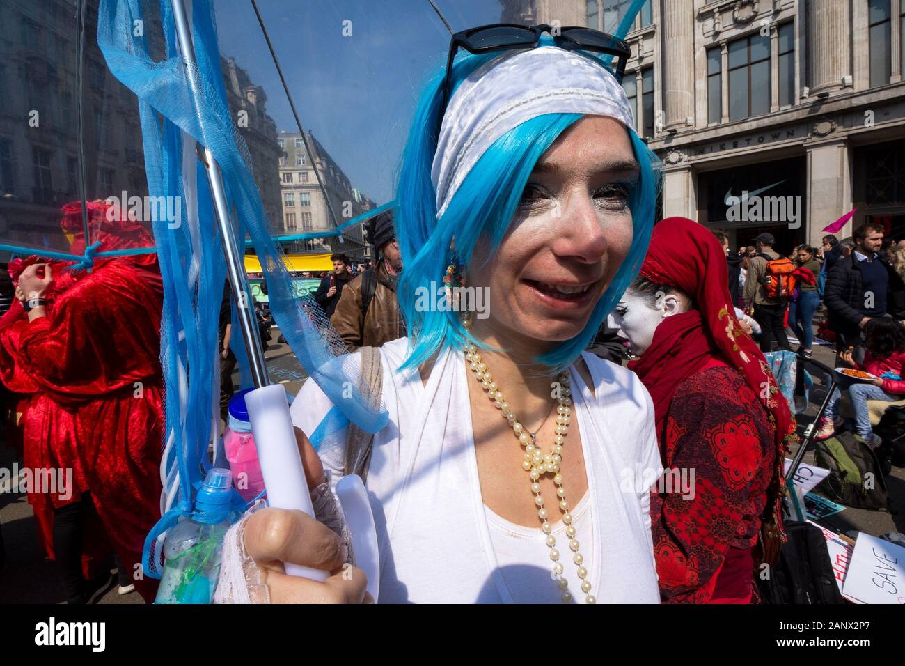 Am Montag, den 15. April 2019 Aussterben Rebellion Blockaden in London gebracht fünf wichtigen Wahrzeichen der Stadt zum Erliegen. Hier abgebildet in Oxford Circus, Tausenden von Demonstranten um eine rosa Yacht Blockade der Kreuzung versammelt. Aktivitäten und Lautsprecher wurden rund um die Yacht, die in situ blieben, bis sie von der Polizei am Freitag entfernt zentriert. Aussterben Rebellion waren, ihre Aktionen in der Hoffnung der Regierung bis 2025 Reduzierung der CO2-Emissionen auf Null zu verpflichten. Credit: Stephen Bell/Alamy Stockfoto