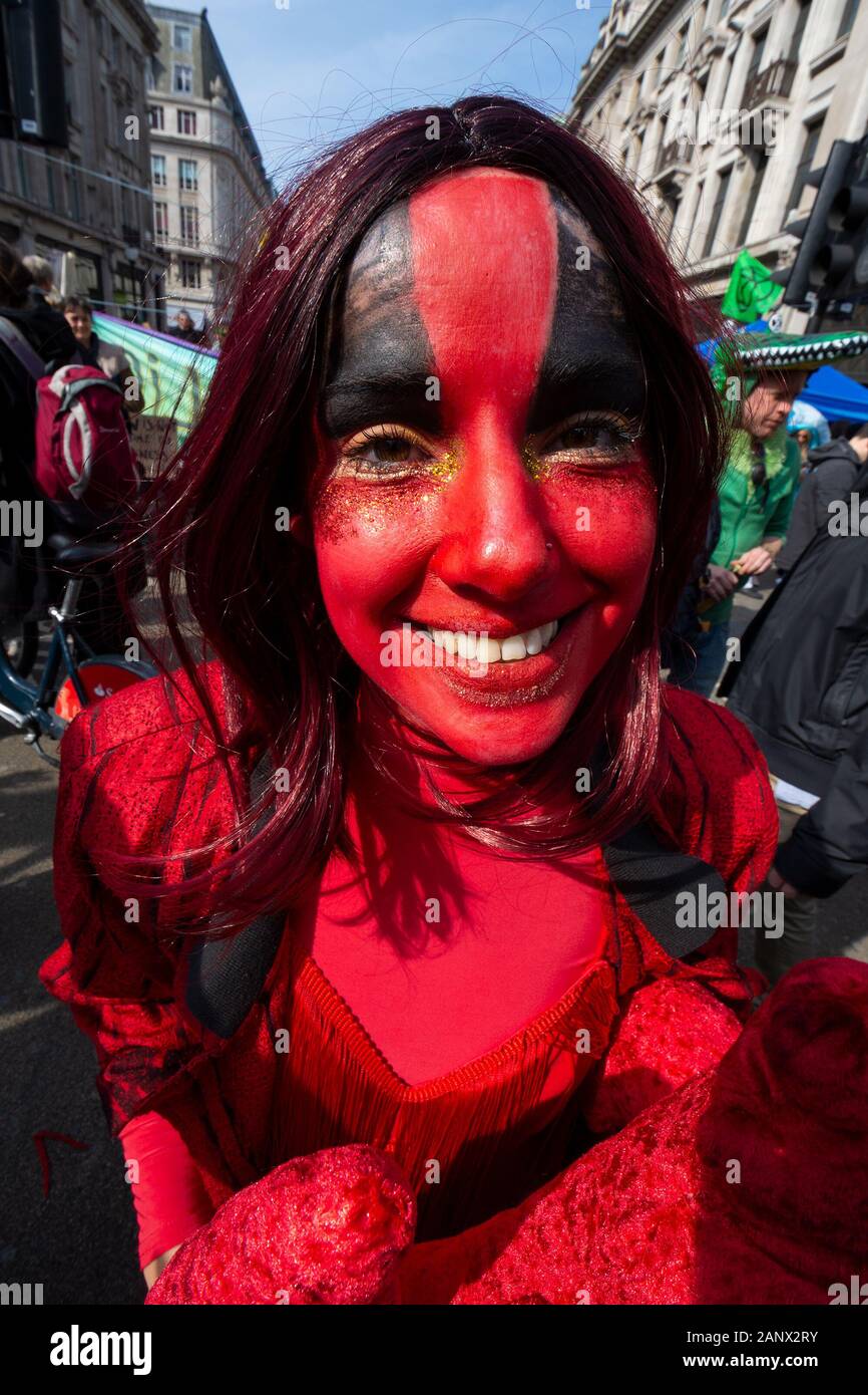 Am Montag, den 15. April 2019 Aussterben Rebellion Blockaden in London gebracht fünf wichtigen Wahrzeichen der Stadt zum Erliegen. Hier abgebildet in Oxford Circus, Tausenden von Demonstranten um eine rosa Yacht Blockade der Kreuzung versammelt. Aktivitäten und Lautsprecher wurden rund um die Yacht, die in situ blieben, bis sie von der Polizei am Freitag entfernt zentriert. Aussterben Rebellion waren, ihre Aktionen in der Hoffnung der Regierung bis 2025 Reduzierung der CO2-Emissionen auf Null zu verpflichten. Credit: Stephen Bell/Alamy Stockfoto