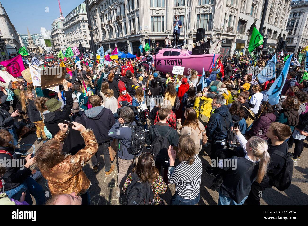 Am Montag, den 15. April 2019 Aussterben Rebellion Blockaden in London gebracht fünf wichtigen Wahrzeichen der Stadt zum Erliegen. Hier abgebildet in Oxford Circus, Tausenden von Demonstranten um eine rosa Yacht Blockade der Kreuzung versammelt. Aktivitäten und Lautsprecher wurden rund um die Yacht, die in situ blieben, bis sie von der Polizei am Freitag entfernt zentriert. Aussterben Rebellion waren, ihre Aktionen in der Hoffnung der Regierung bis 2025 Reduzierung der CO2-Emissionen auf Null zu verpflichten. Credit: Stephen Bell/Alamy Stockfoto