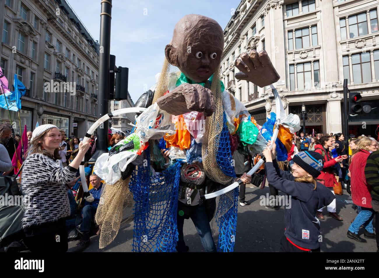 Am Montag, den 15. April 2019 Aussterben Rebellion Blockaden in London gebracht fünf wichtigen Wahrzeichen der Stadt zum Erliegen. Hier abgebildet in Oxford Circus, Tausenden von Demonstranten um eine rosa Yacht Blockade der Kreuzung versammelt. Aktivitäten und Lautsprecher wurden rund um die Yacht, die in situ blieben, bis sie von der Polizei am Freitag entfernt zentriert. Aussterben Rebellion waren, ihre Aktionen in der Hoffnung der Regierung bis 2025 Reduzierung der CO2-Emissionen auf Null zu verpflichten. Credit: Stephen Bell/Alamy Stockfoto