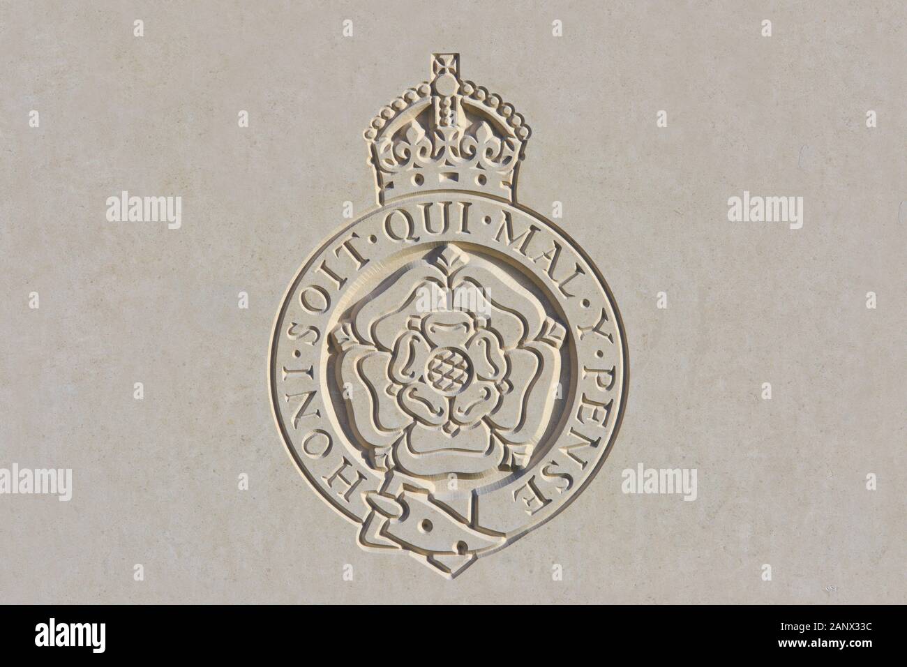 Das Regimentsemblem der Königlichen Füsiliere (1685-1968) auf einem Kopfstein aus dem ersten Weltkrieg auf dem Tyne Cot Cemetery in Zonnebeke, Belgien Stockfoto