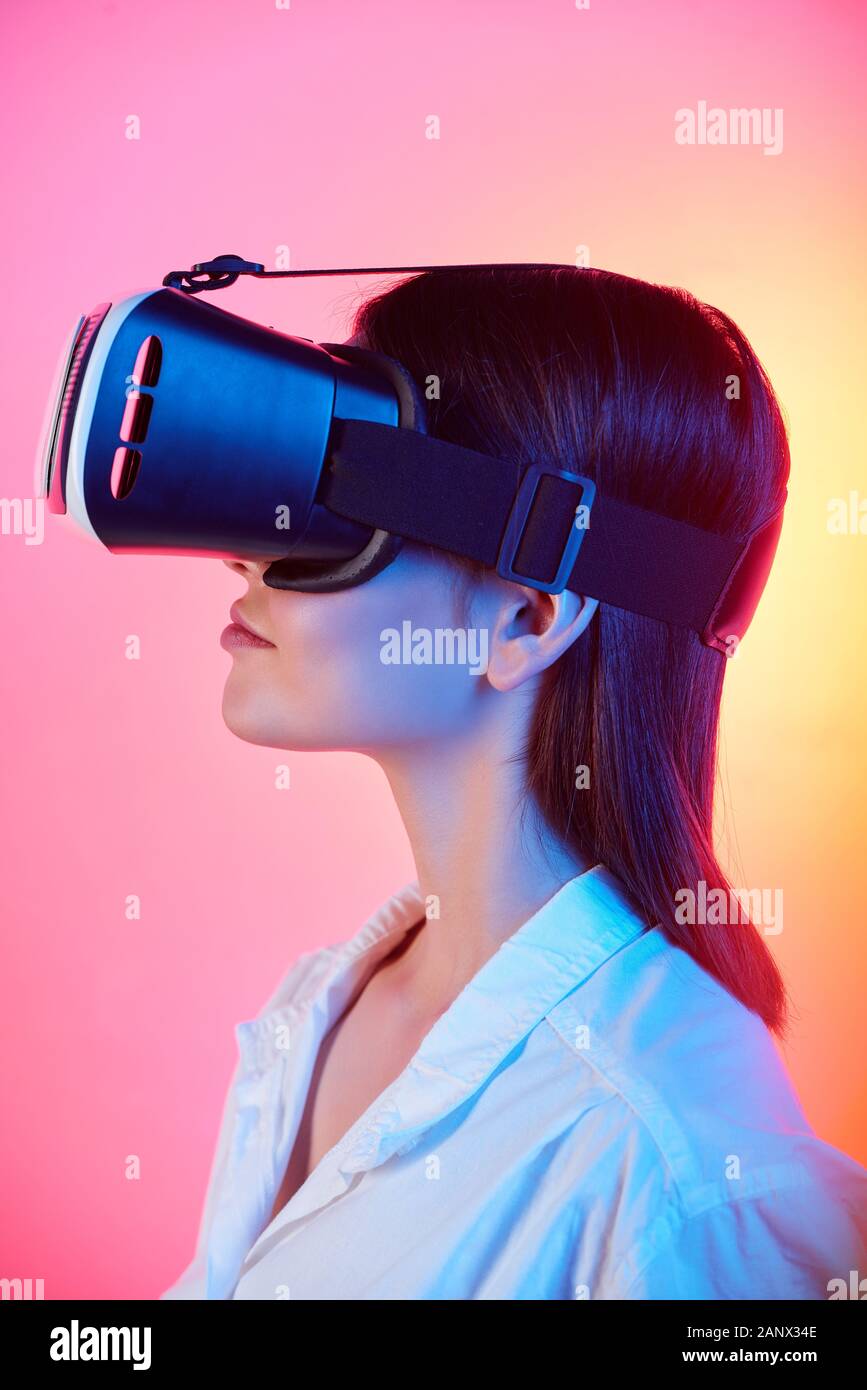 Mädchen in der virtuellen Realität Schutzbrille Stockfoto