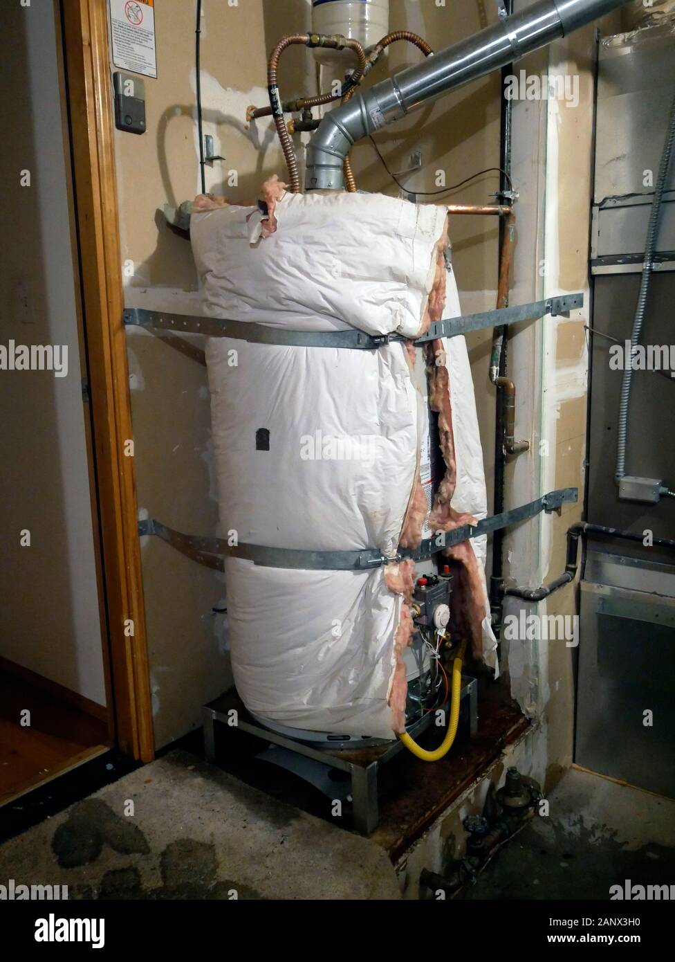 Bursted Water Heizung, die Überschwemmung Haus und Beschädigung Bodenbelag verursacht. Stockfoto