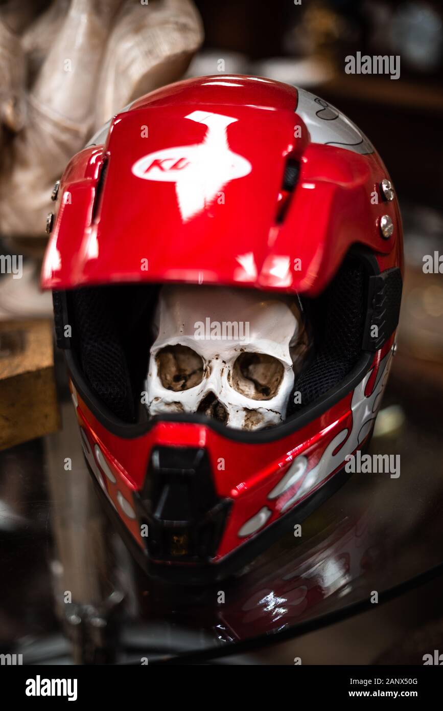 Ein Helm ergänzt den Schädel, indem er die alten Vintage-Objekte des menschlichen Gehirns schützt, Verkauf Garagenlagerbehälter UK manchester london Platz für Text Stockfoto