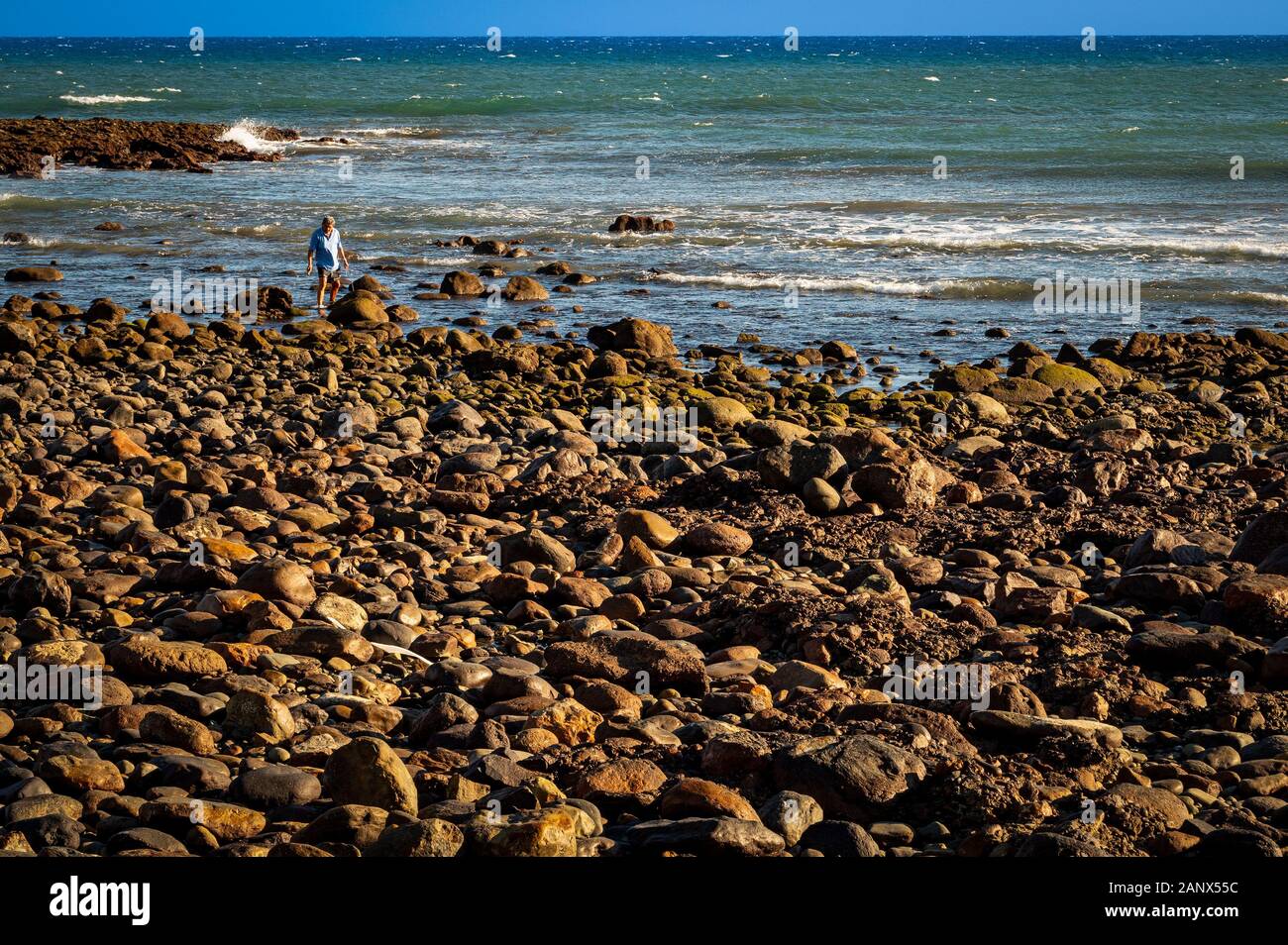 Mann am Steiney Beach Stockfoto