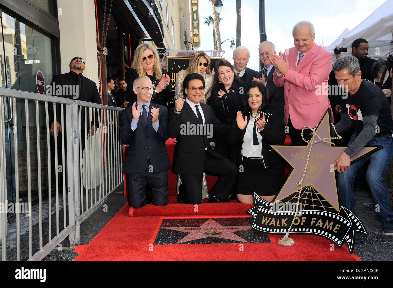 Los Angeles, CA. 17 Jan, 2020. Fariba Kalantari, Mitch O'Farrell, Andy Madadian, LaToya Jackson, Donelle Dadigan, Miles Copeland, Rana Ghadban, Paul Krekorian, Jeff Zarrinnam an der Induktion Zeremonie für Stern auf dem Hollywood Walk of Fame für Andy Madadian, Hollywood Boulevard, Los Angeles, CA 17. Januar 2020. Quelle: Michael Germana/Everett Collection/Alamy leben Nachrichten Stockfoto