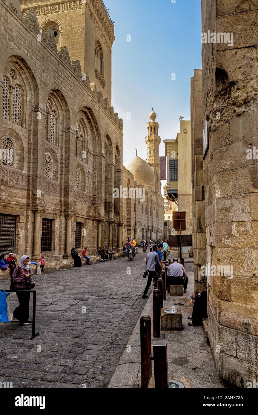 Ein ikonischer Abschnitt der Muizz-Straße, bekannt als Bayn al-Qasrayn, mit dem Komplex von Sultan Qalawun und dahinter die Mosque-Madrassa von Sultan Barquq. Stockfoto