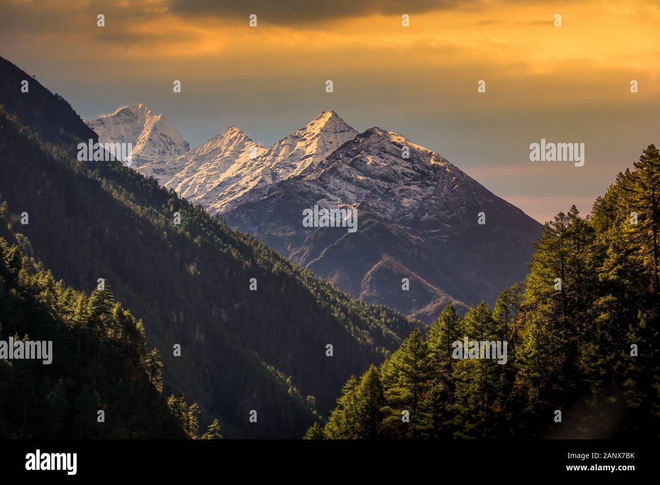 Abendlicher Blick Himalaya Gebirge mit schönen Himmel. Sagarmatha National Park. Nepal. Stockfoto