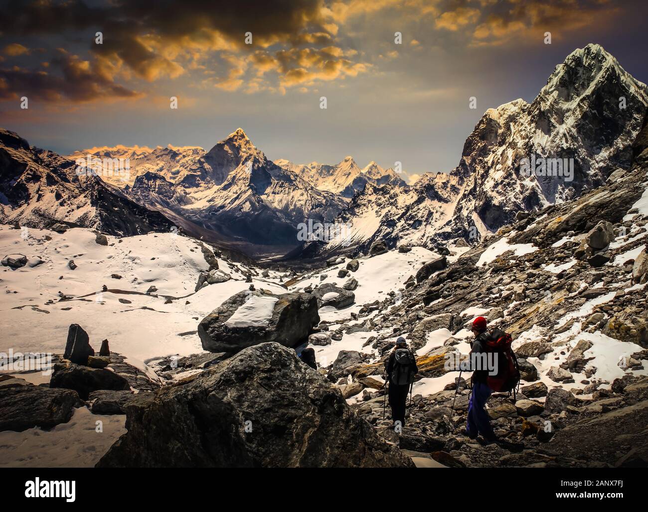 Abendlicher Blick Himalaya Gebirge mit schönen Himmel. Sagarmatha National Park. Nepal. Stockfoto