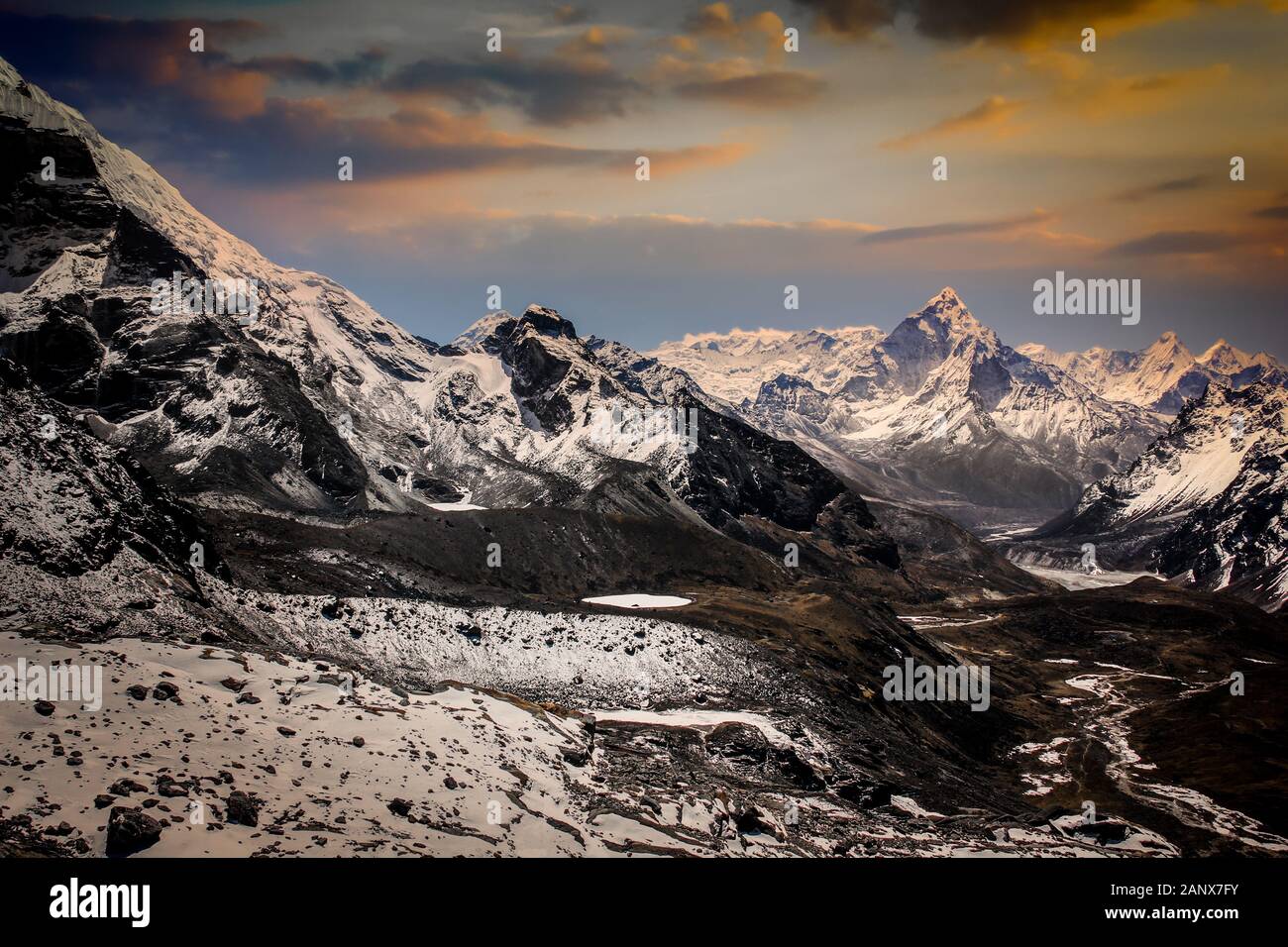 Abendlicher Blick Himalaya Gebirge mit schönen Himmel. Sagarmatha National Park. Nepal. Stockfoto