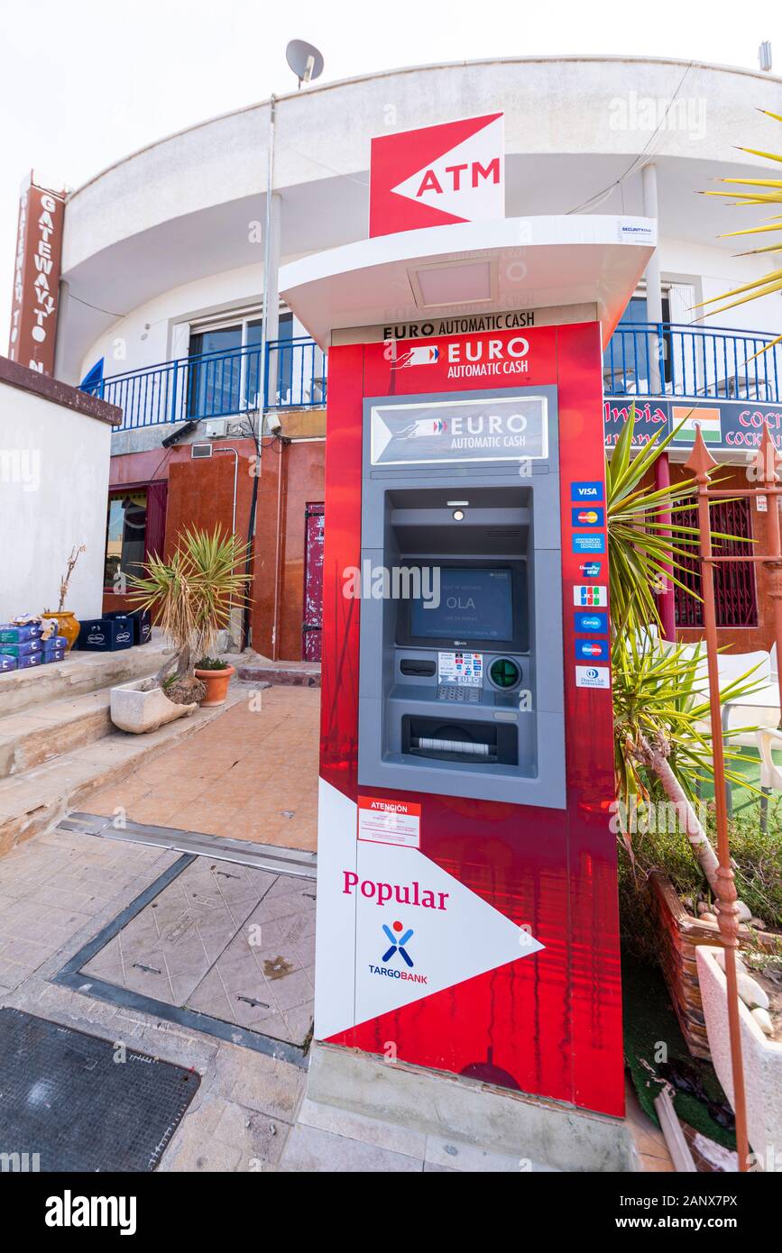 Euro automatische Geldautomat in Camposol, Murcia, Costa Calida, Spanien, EU. Geldautomat mit Ola auf dem Bildschirm. Stand alone unit außerhalb in der Straße. Externe Stockfoto