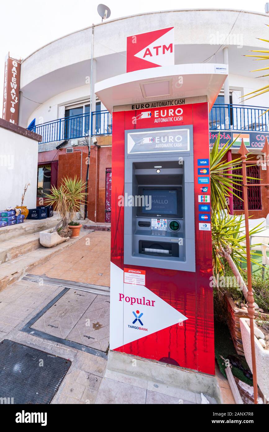 Euro automatische Geldautomat in Camposol, Murcia, Costa Calida, Spanien, EU. Geldautomat mit Hallo auf dem Bildschirm. Stand alone unit außerhalb in der Straße. Externe Stockfoto