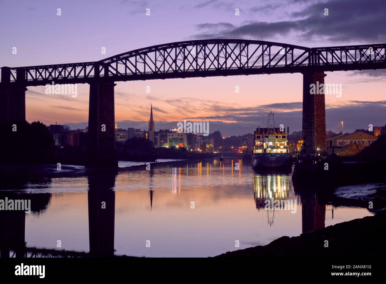 Skyline von Drogheda mit Nachtlicht durch das Boyne Viadukt Vom Flussufer aus gesehen Stockfoto