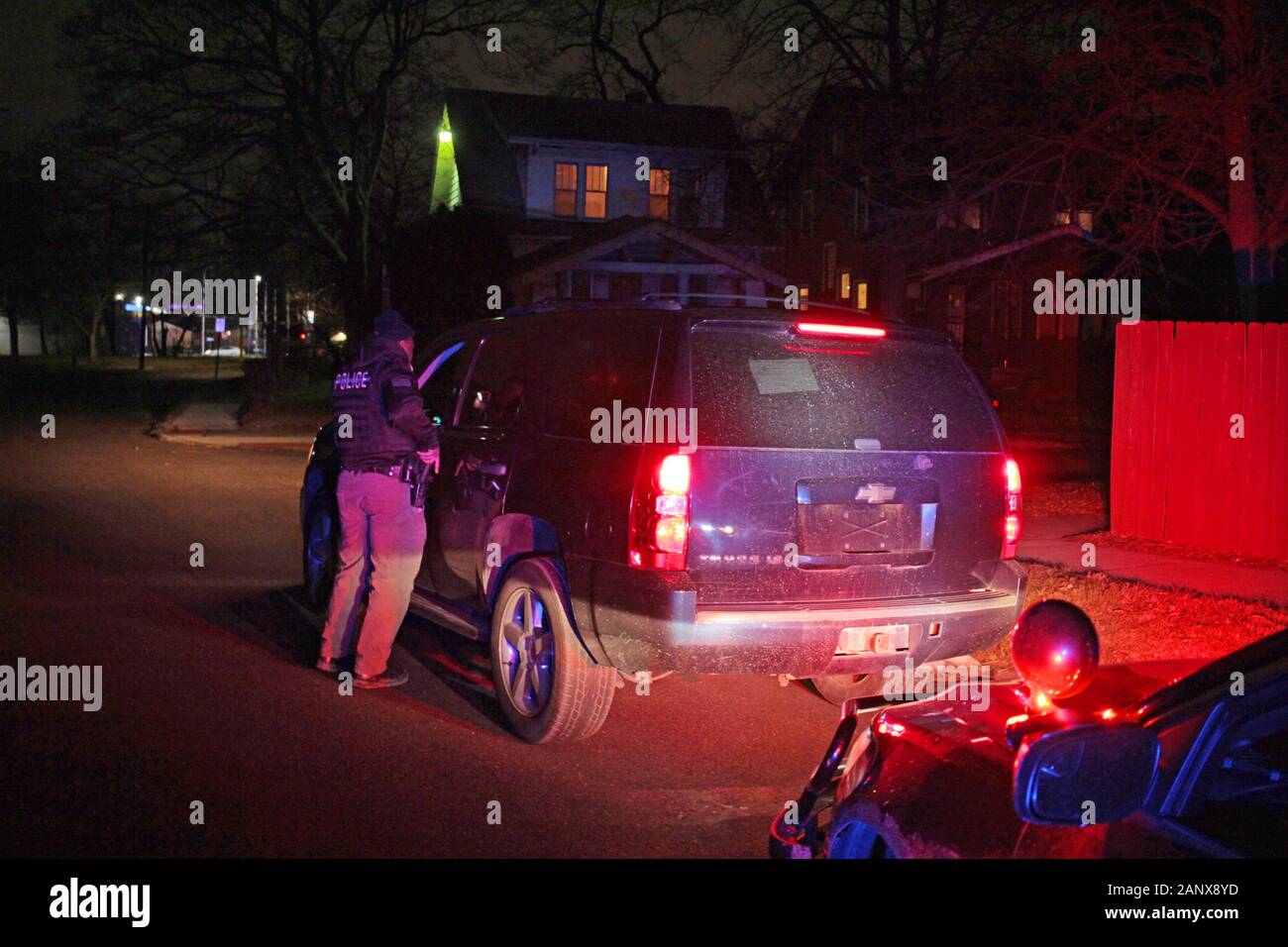 Detroit Polizei Special Ops Offizier spricht mit einem Fahrer während eines Verkehr stoppen, Detroit, Michigan, USA Stockfoto