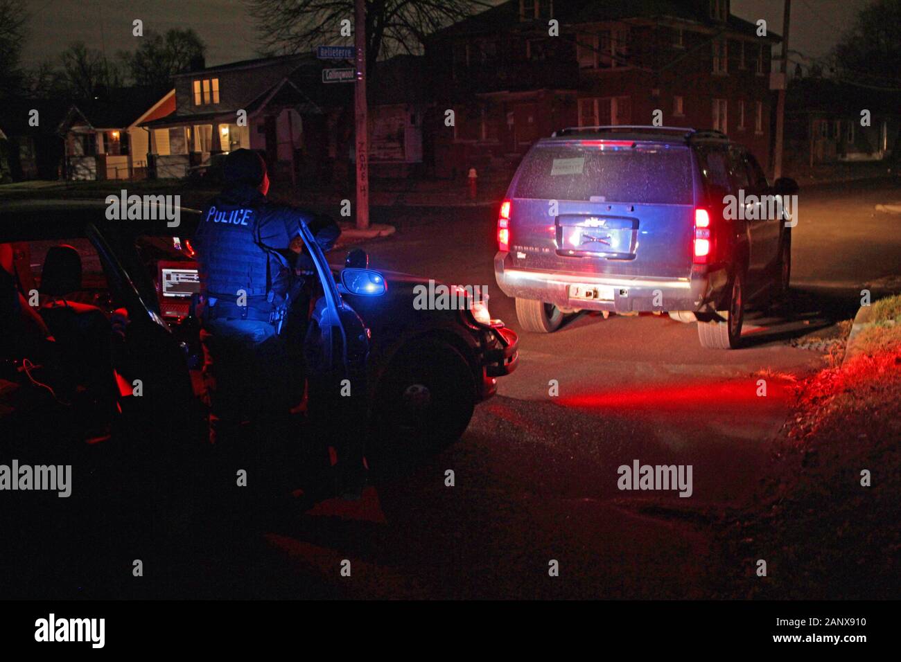Detroit Polizei Special Ops Offiziere stop ein Fahrzeug in der Nacht um den Fahrer, Detroit, Michigan, USA zu sprechen Stockfoto