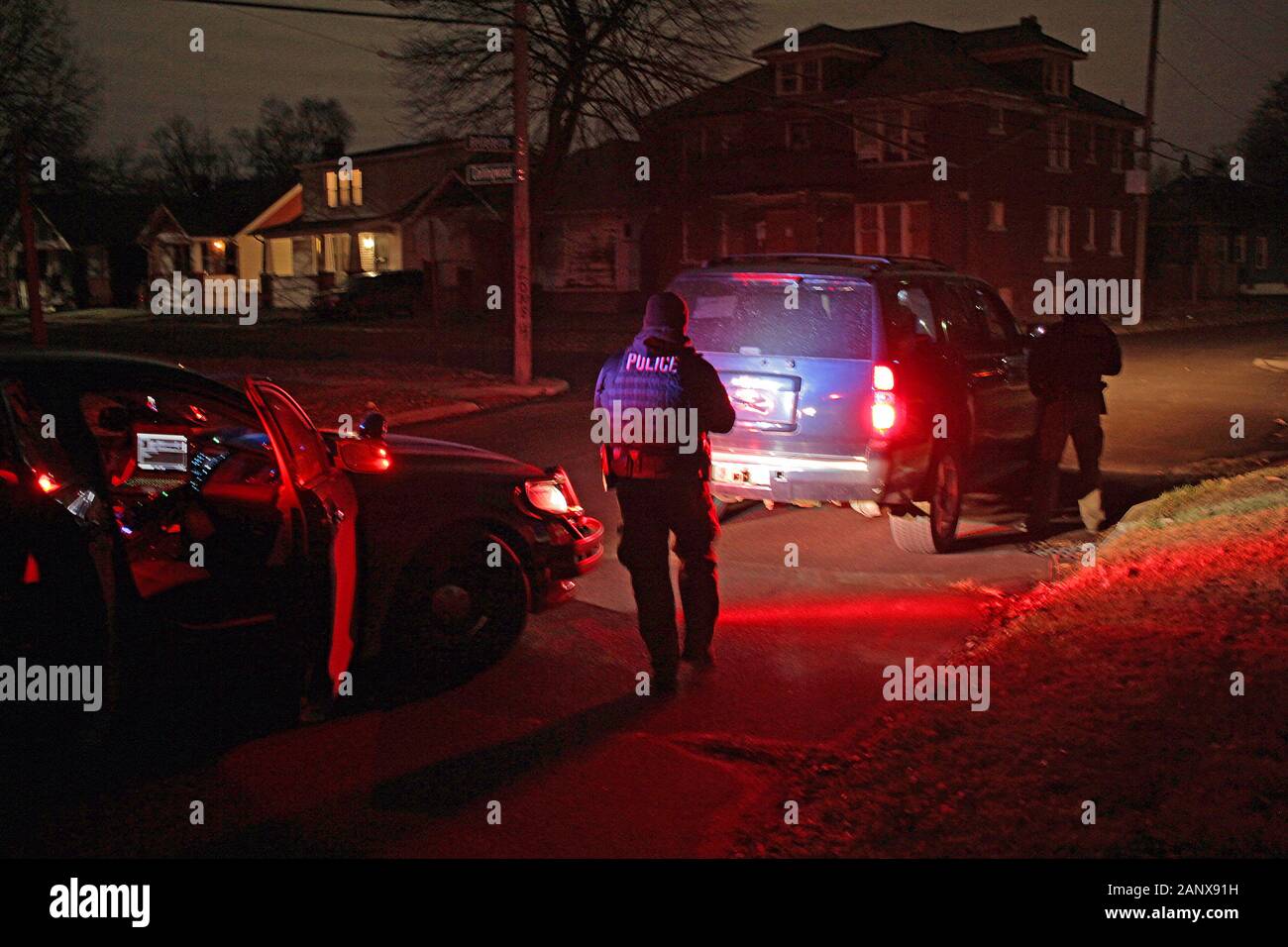 Detroit Polizei Special Ops Offiziere stop ein Fahrzeug in der Nacht und mit dem Treiber, Detroit, Michigan, USA sprechen. Stockfoto
