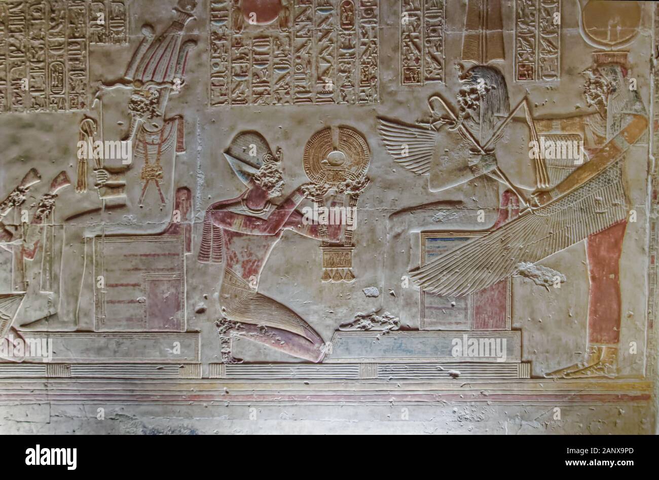Ein Fries von Pharoah Seti, der Osiris von der Südwand der Osiris-Kapelle am Abydos-Tempel von König Seti I. ein Brustwerk und eine Kolllar anbietet Stockfoto