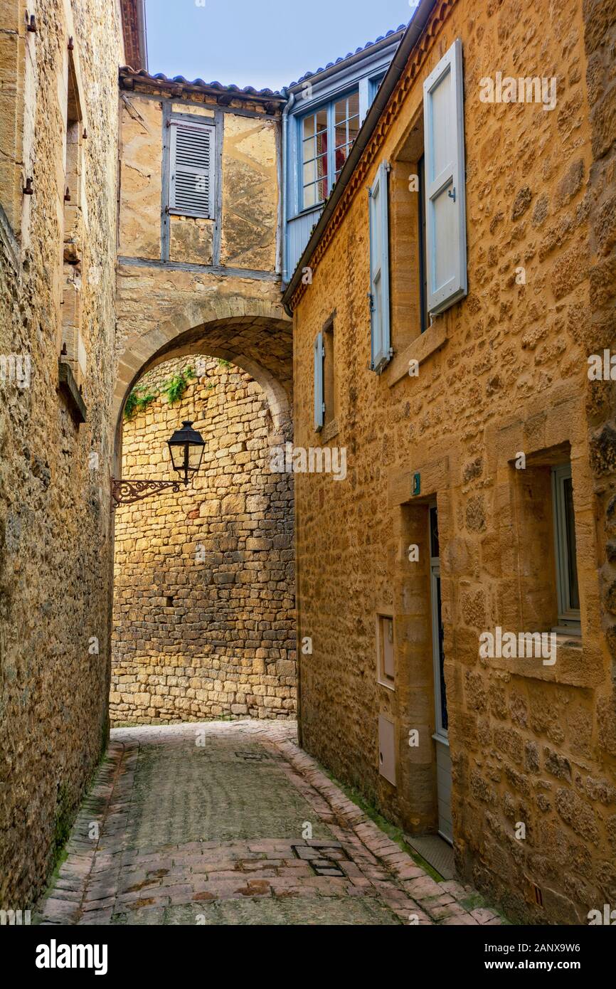 Frankreich, Dordogne, Sarlat-la-Caneda, Overhead Fußgängerbrücke Stockfoto