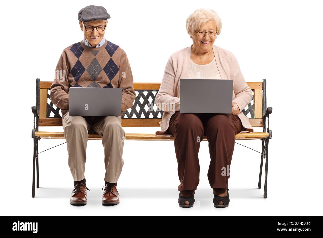 Älterer Mann und Frau auf einer Bank mit einem Laptop auf weißem Hintergrund Stockfoto