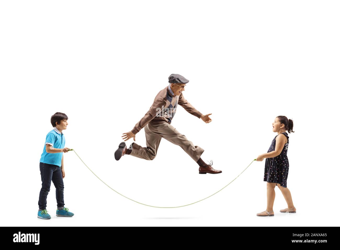 Volle Länge geschossen von Kindern und ein älterer Mann spielen Springseil auf weißem Hintergrund Stockfoto