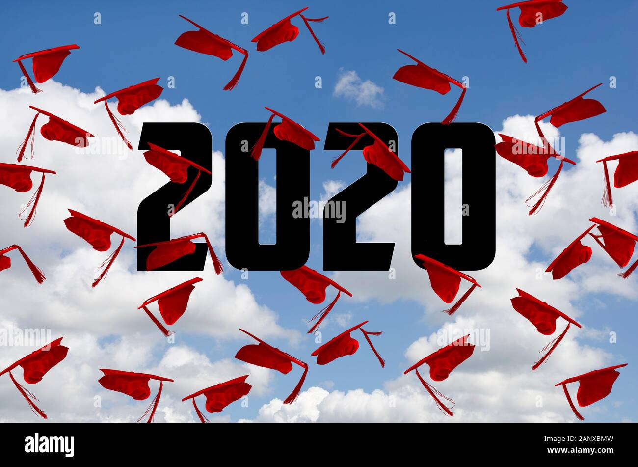 Rot-2020-Graduierungsmützen mit Quasten im Sommer am blauen Himmel in der Luft Stockfoto