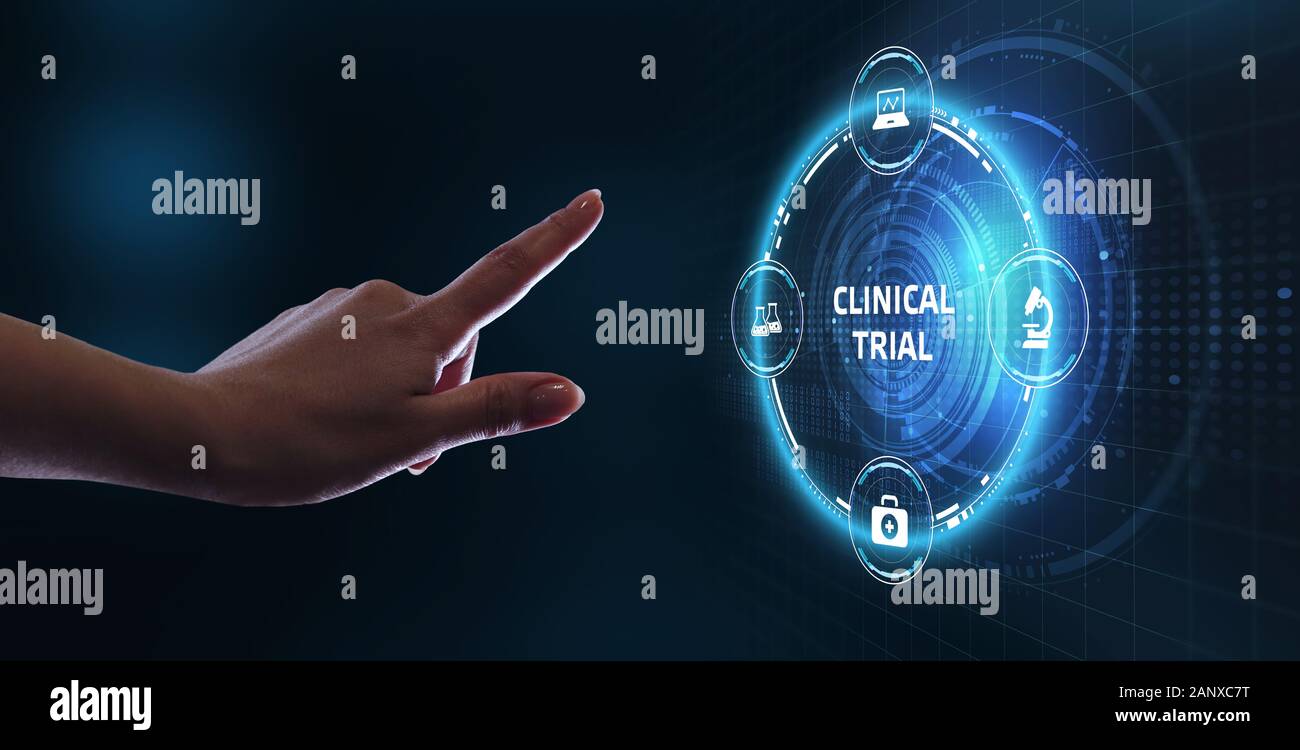 Business, Technologie, Internet und Netzwerk-Konzept. Geschäftsmann, arbeiten auf dem Tablett der Zukunft, wählen Sie auf dem virtuellen Display: klinische Studie Stockfoto