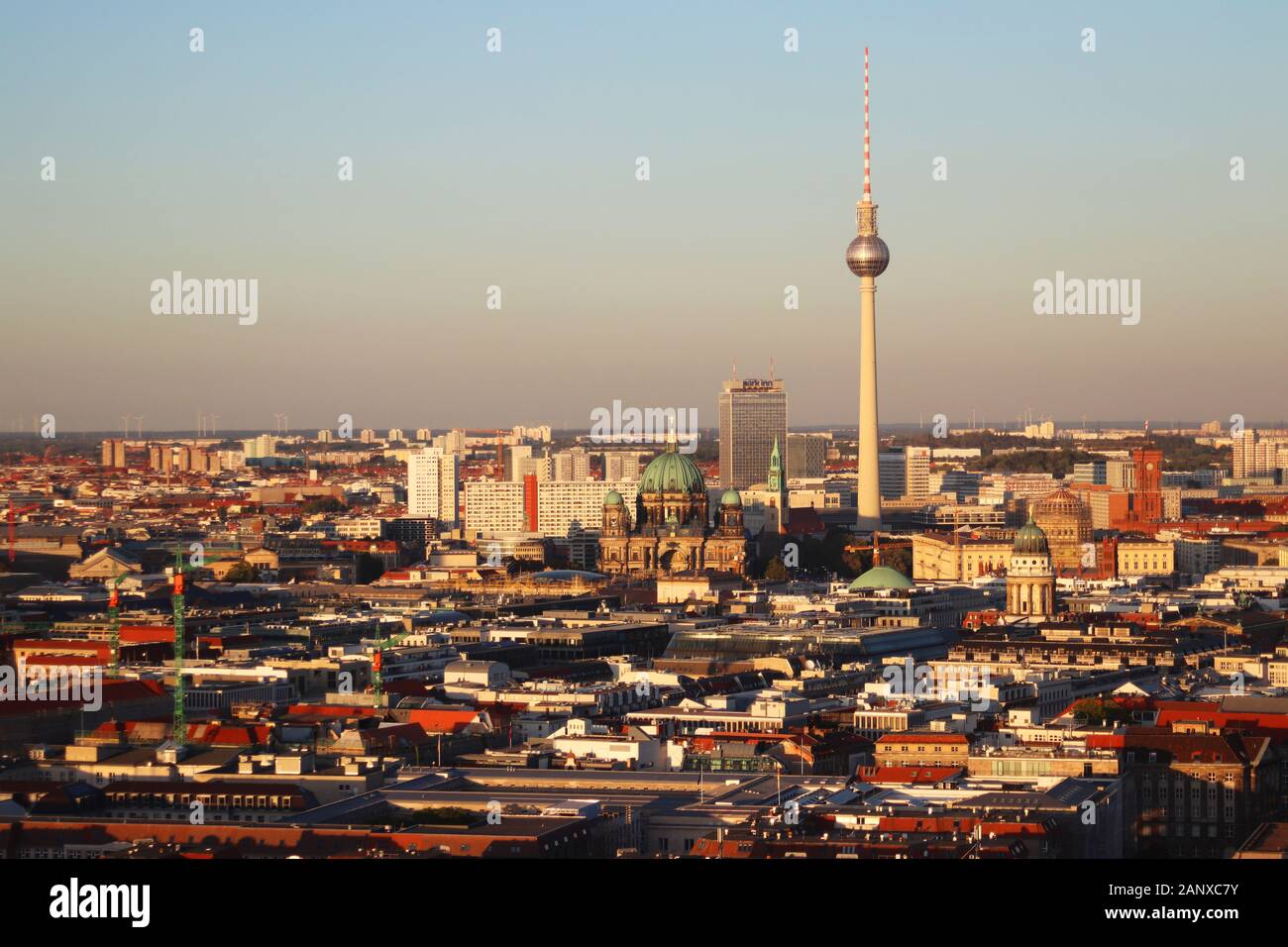 Berliner Luftbild Fernsehturm und Dom Stockfoto